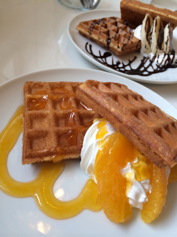さくさくのオレンジワッフルとチョコバナナワッフル at Cafe BERGEN さくさくのオレンジワッフルとチョコバナナワッフル at Cafe BERGEN