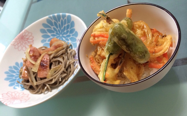 朝食。きのうの残り物の蕎麦にウィンナーと玉ねぎを足して塩だれで炒めて焼きそば(´Д` ) きのうの残り物の天麩羅で天丼。 朝食。きのうの残り物の蕎麦にウィンナーと玉ねぎを足して塩だれで炒めて焼きそば(´Д` ) きのうの残り物の天麩羅で天丼。