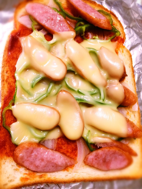 朝食にピザトースト。 朝食にピザトースト。