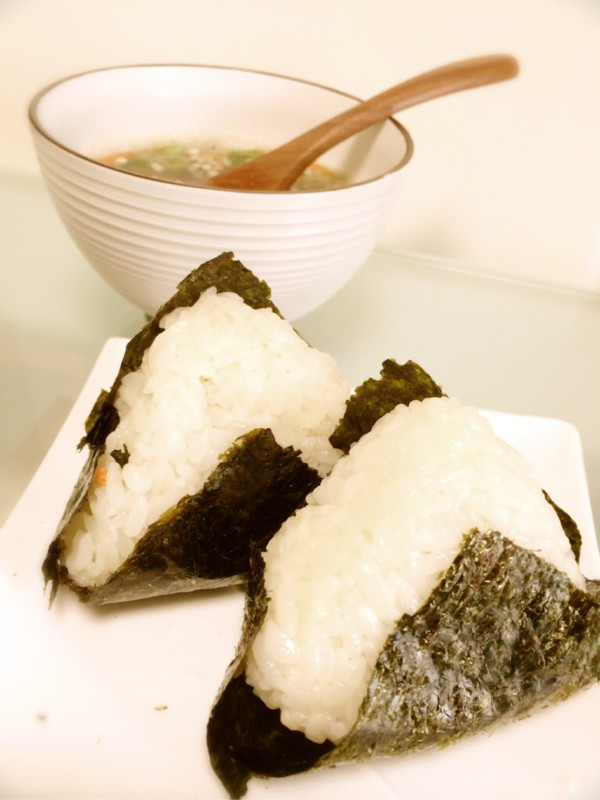 おにぎりとスープなおひるごはん。いそいで作った(´Д` ) おにぎりとスープなおひるごはん。いそいで作った(´Д` )