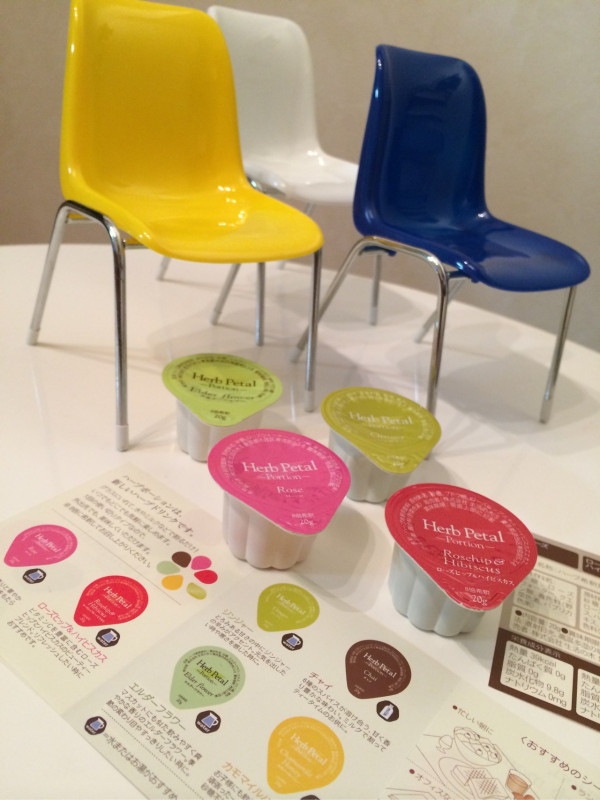 生活の木 ハーブポーション Herb Petal Potion, ローズ, ローズヒップ&ハイビスカス, ジンジャー, エルダーフラワー。糖分入り。20gの8倍希釈なので160mlとかなり少なめ。手軽に少し飲みたいときに。 生活の木 ハーブポーション Herb Petal Potion, ローズ, ローズヒップ&ハイビスカス, ジンジャー, エルダーフラワー。糖分入り。20gの8倍希釈なので160mlとかなり少なめ。手軽に少し飲みたいときに。