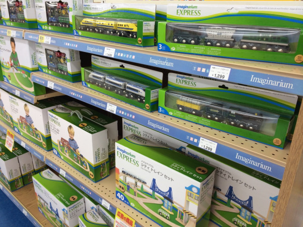 トイザらスのオリジナルブランド、イマジナリウム。BRIOと互換性ありそうな木製の鉄道線路や列車など。お安い。 トイザらスのオリジナルブランド、イマジナリウム。BRIOと互換性ありそうな木製の鉄道線路や列車など。お安い。