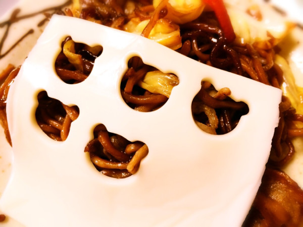 しまじろうの型抜きで穴ぼこになったスライスチーズ on 焼きそば しまじろうの型抜きで穴ぼこになったスライスチーズ on 焼きそば