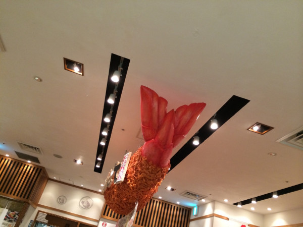 店内に大きなエビが吊られてる at 海老どて食堂 店内に大きなエビが吊られてる at 海老どて食堂