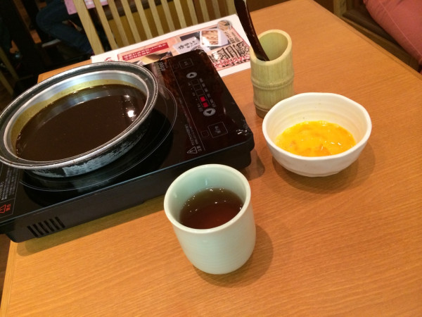 海老どてランチのどて味噌の鍋。玉子入れて、そこにエビフライつけて食べるらしい。 at 海老どて食堂 海老どてランチのどて味噌の鍋。玉子入れて、そこにエビフライつけて食べるらしい。 at 海老どて食堂