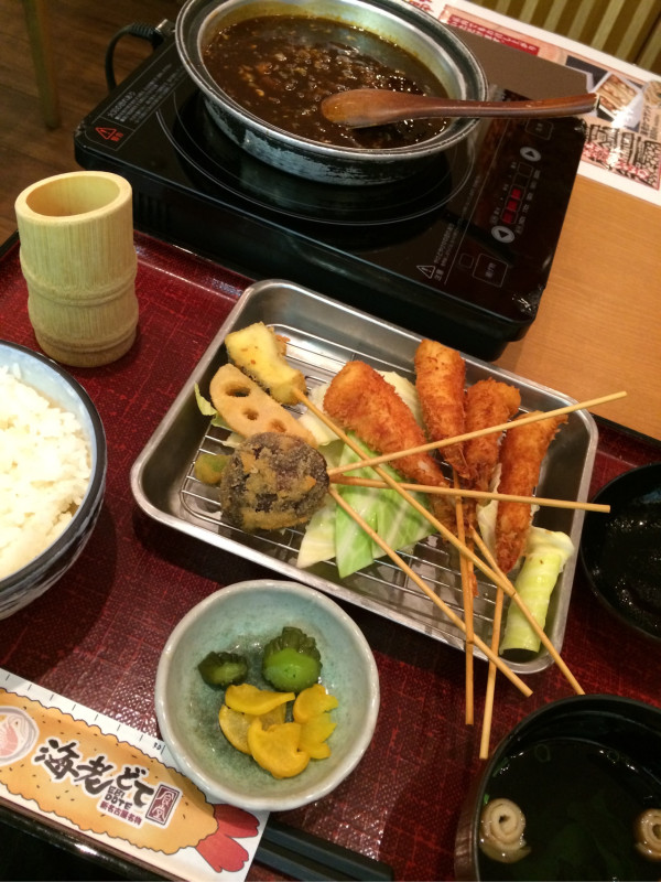 海老どてランチ。どて味噌の鍋に玉子入れて、そこにエビフライつけて食べる。どて味噌が余ったらご飯にかけてもいいらしい。 at 海老どて食堂 海老どてランチ。どて味噌の鍋に玉子入れて、そこにエビフライつけて食べる。どて味噌が余ったらご飯にかけてもいいらしい。 at 海老どて食堂