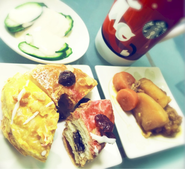 肉じゃがとドーナツとキュウリとコーンスープとハニーレモンジンジャーとカフェオレとヨーグルトな朝食。 肉じゃがとドーナツとキュウリとコーンスープとハニーレモンジンジャーとカフェオレとヨーグルトな朝食。