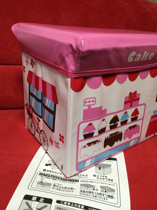 おもちゃ入れストレージボックス組み立てた。上フタの開閉がキツめって書いてあったけど、ほんとこれ子どもには無理。自分でもかなり固くてきつくてつらい。 ユーカンパニー ストレージボックススツール ケーキショップ UC14612 おもちゃ入れストレージボックス組み立てた。上フタの開閉がキツめって書いてあったけど、ほんとこれ子どもには無理。自分でもかなり固くてきつくてつらい。 ユーカンパニー ストレージボックススツール ケーキショップ UC14612