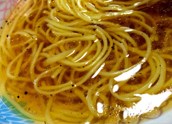 お湯に塩、胡椒、胡麻油を入れたら「出前一丁」みたいな味になった。そこに麺つゆを足して味を調整。お手軽ラーメンスープうまい(・∀・) お湯に塩、胡椒、胡麻油を入れたら「出前一丁」みたいな味になった。そこに麺つゆを足して味を調整。お手軽ラーメンスープうまい(・∀・)