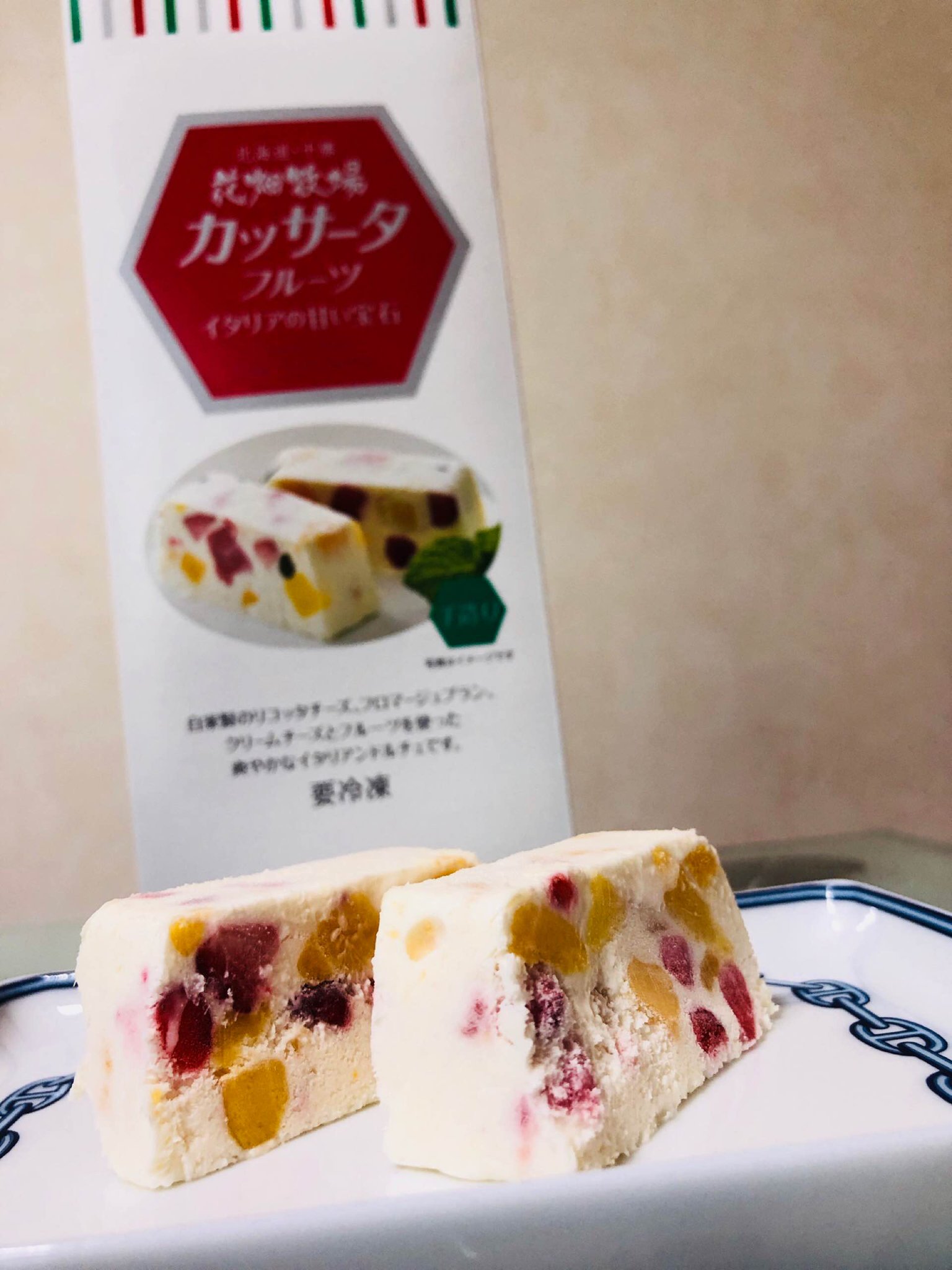 北海道・十勝 花畑牧場 カッサータ フルーツ イタリアの甘い宝石 🇮🇹 冷凍されてるからわりと固い。リコッタチーズ、フロマージュブラン、クリームチーズ、いちご、マンゴー、ピスタチオ。 北海道・十勝 花畑牧場 カッサータ フルーツ イタリアの甘い宝石 🇮🇹 冷凍されてるからわりと固い。リコッタチーズ、フロマージュブラン、クリームチーズ、いちご、マンゴー、ピスタチオ。