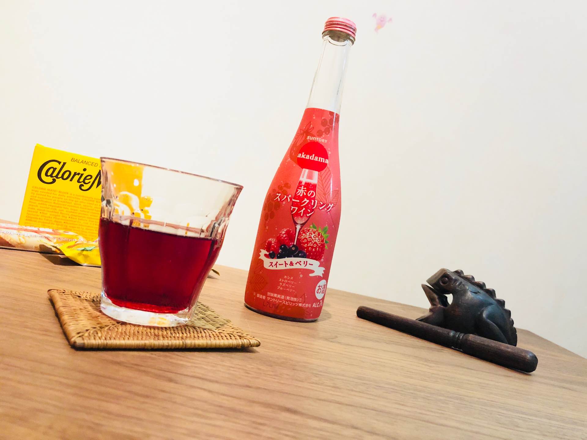 SUNTORY akadama 赤のスパークリングワイン スイート&ベリー 「赤玉スイートワインをベースに、カシス、ストロベリー、ラズベリー、ブルーベリーといった、赤い果実をプラス」 SUNTORY akadama 赤のスパークリングワイン スイート&ベリー 「赤玉スイートワインをベースに、カシス、ストロベリー、ラズベリー、ブルーベリーといった、赤い果実をプラス」
