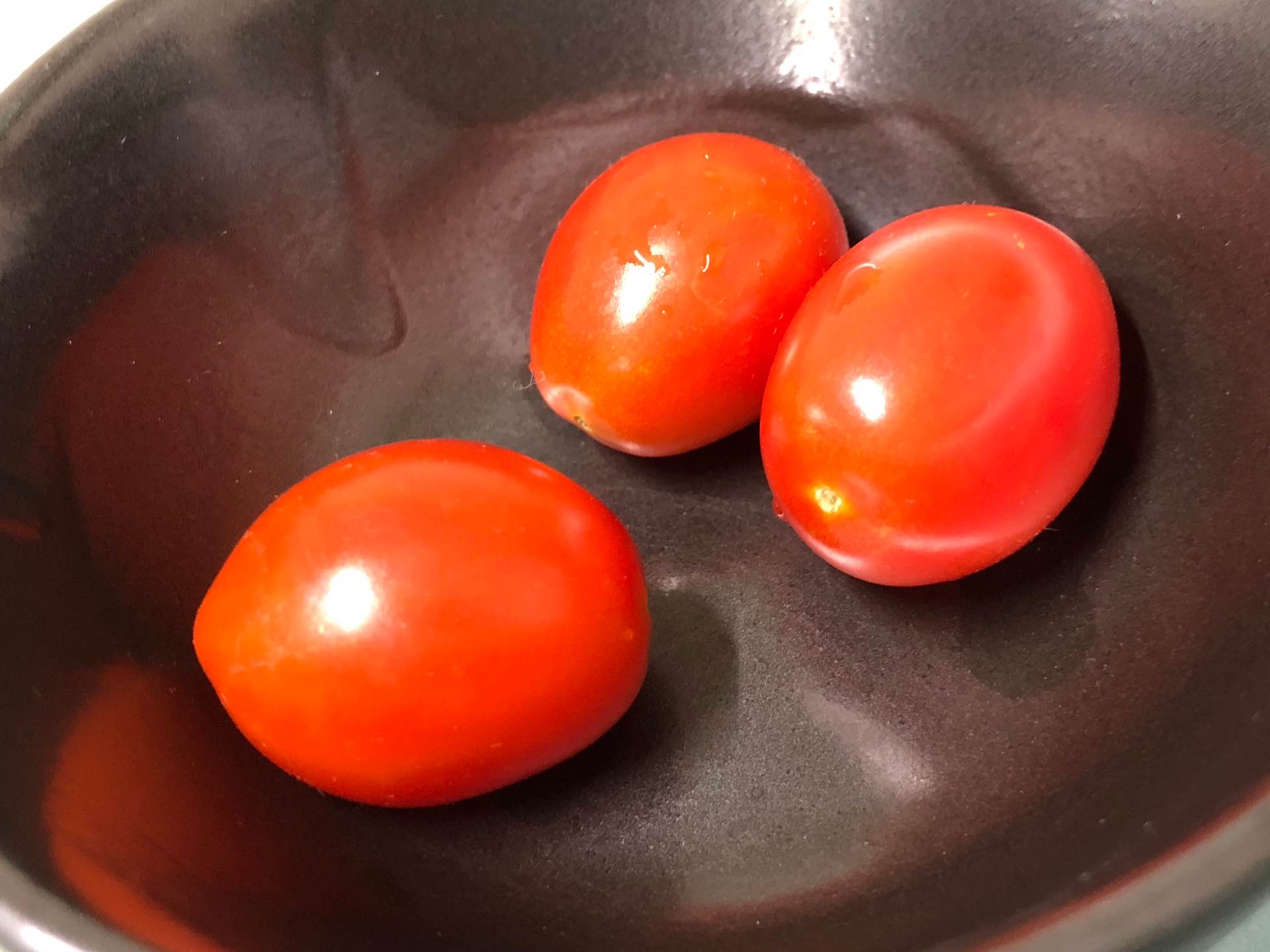 庭から採ってきたミニトマト純あま。なかなか甘くて美味しい。 庭から採ってきたミニトマト純あま。なかなか甘くて美味しい。