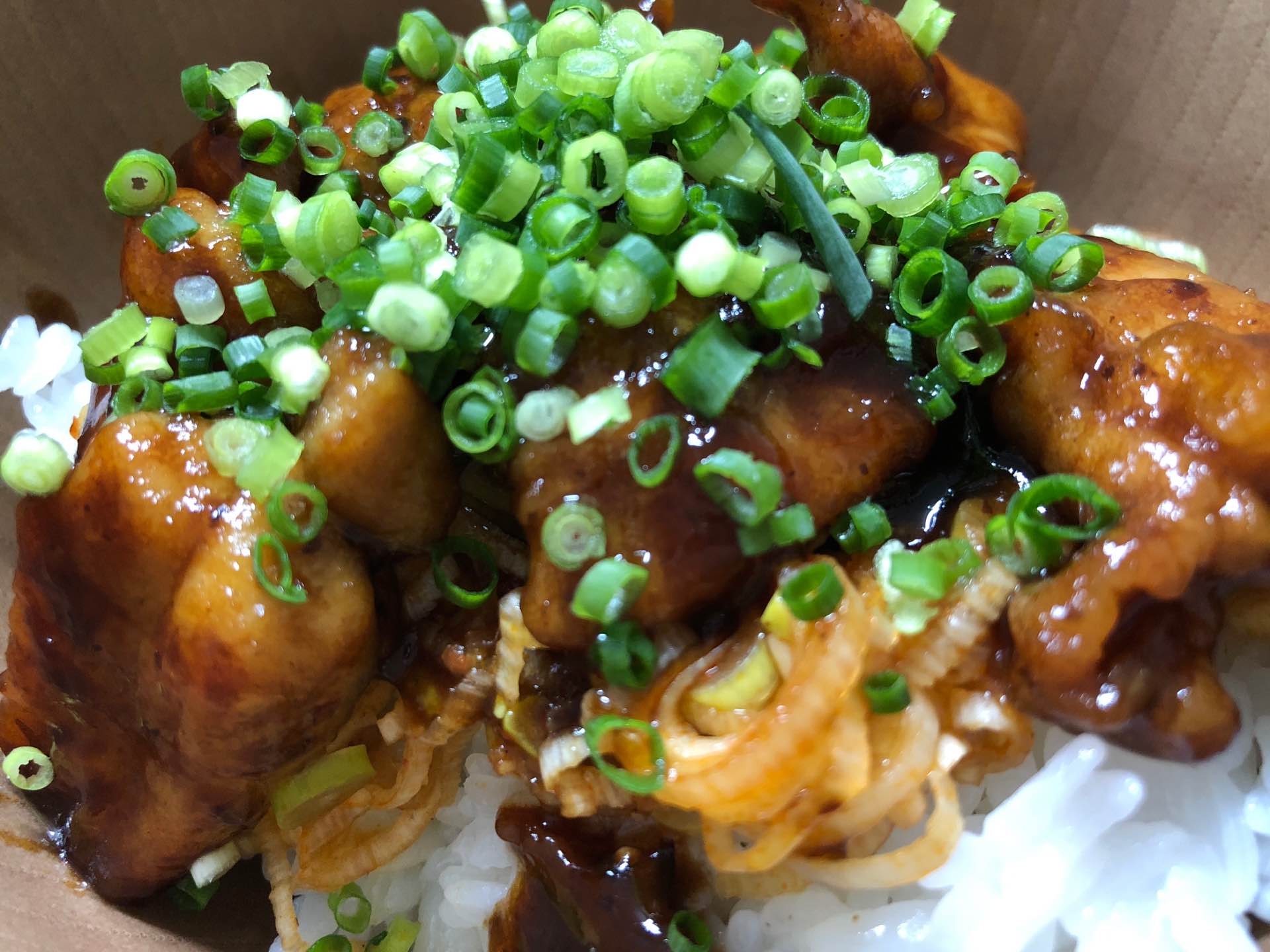 鶏の味噌照り丼 (゚д゚)ウマー 味濃い 鶏の味噌照り丼 (゚д゚)ウマー 味濃い