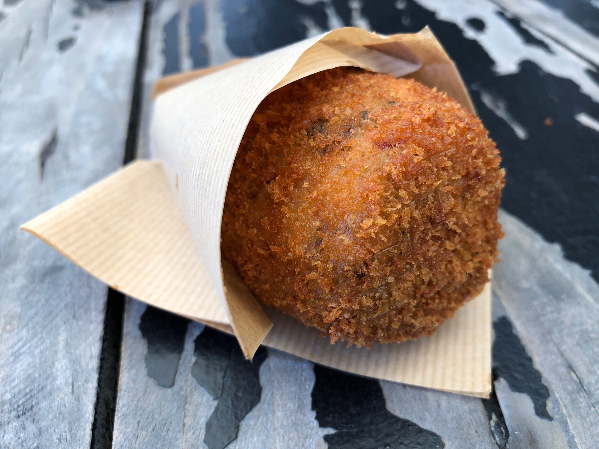 ARANCINO アランチーノ ライスコロッケ。滋賀名物の赤こんにゃくも入ってる。 (@ ラ コリーナ近江八幡 in 近江八幡市, 滋賀県) ARANCINO アランチーノ ライスコロッケ。滋賀名物の赤こんにゃくも入ってる。 (@ ラ コリーナ近江八幡 in 近江八幡市, 滋賀県)