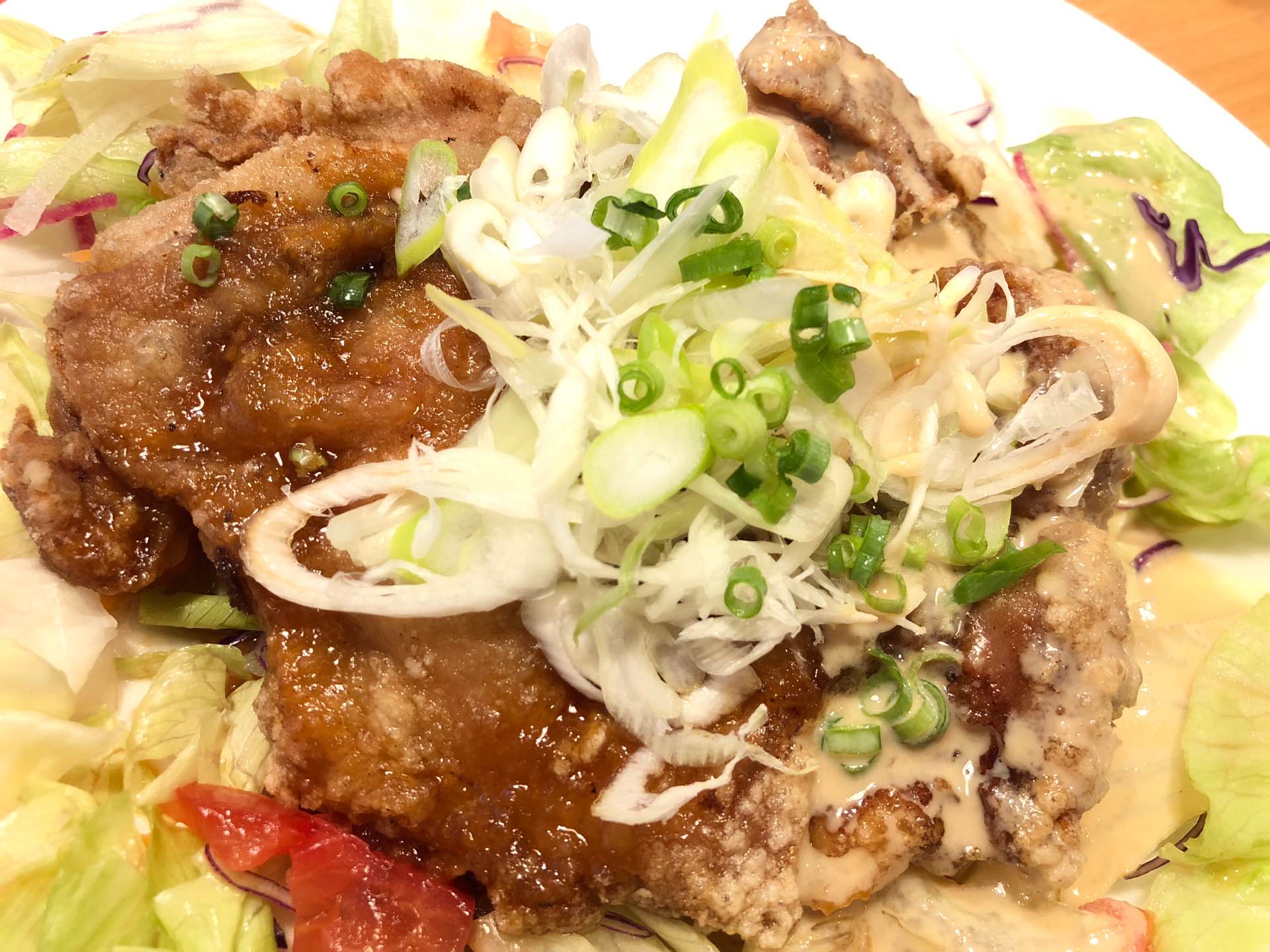 ガストの油淋鶏。けっこう大きい。自分でカットして食べるタイプ。 ガストの油淋鶏。けっこう大きい。自分でカットして食べるタイプ。