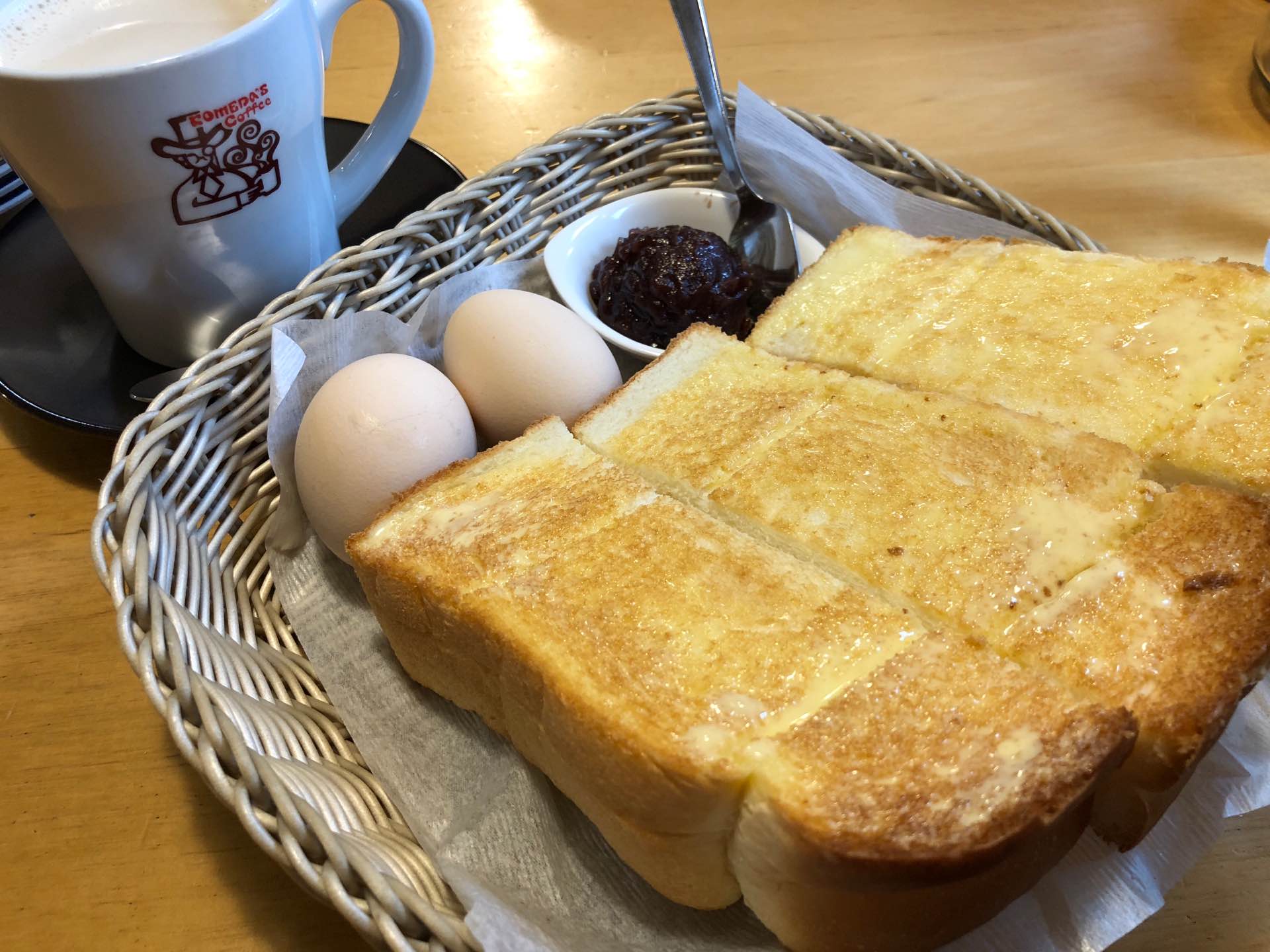 コメダ珈琲店で名古屋名物モーニングセット、トースト、小倉あん、ゆでたまご。 コメダ珈琲店で名古屋名物モーニングセット、トースト、小倉あん、ゆでたまご。