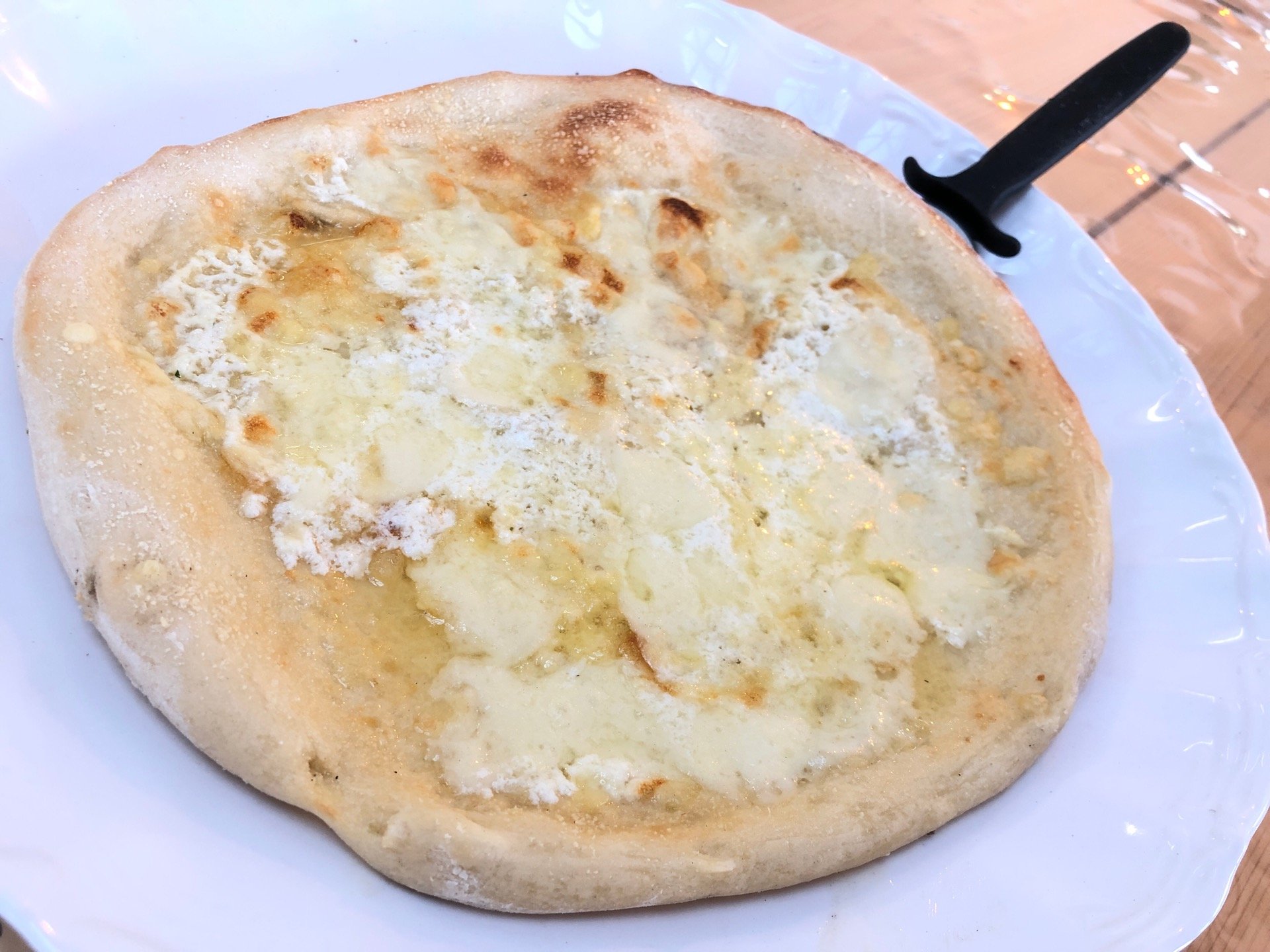 3種のチーズピザ、税込み1400円 (゚д゚)ウマー 混んできてレジは行列。ピザ生地は外で作られてる。 (@ PIZZA工房) 3種のチーズピザ、税込み1400円 (゚д゚)ウマー 混んできてレジは行列。ピザ生地は外で作られてる。 (@ PIZZA工房)