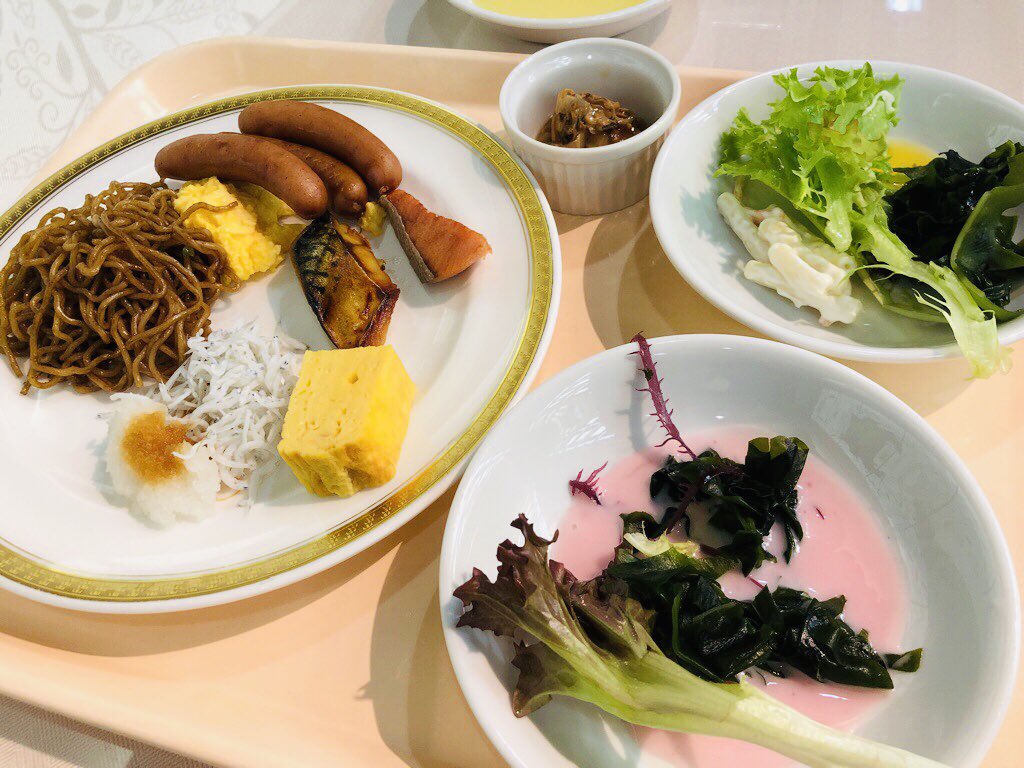朝食。焼きそばがわりと細麺でいい。野菜村ドレッシングいろいろ甘くて美味しい。紅ほっぺいちご×ブルーベリー、三ヶ日みかん、うなぎいも。 朝食。焼きそばがわりと細麺でいい。野菜村ドレッシングいろいろ甘くて美味しい。紅ほっぺいちご×ブルーベリー、三ヶ日みかん、うなぎいも。