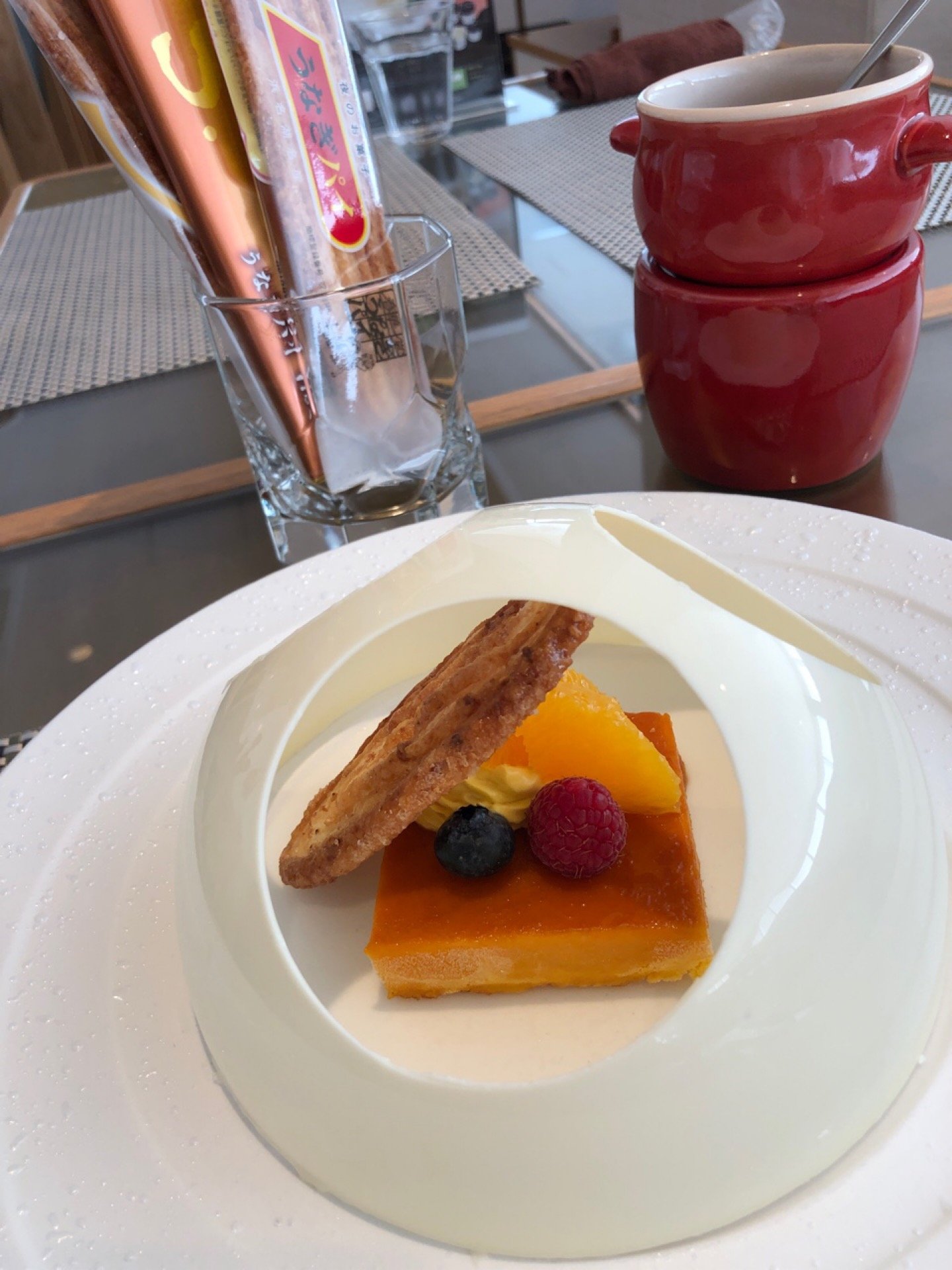 4種のうなぎパイ、キャラメルショコラ。ホワイトチョコドームにキャラメルソース。 (@ うなぎパイカフェ in Hamamatsu, 静岡県) 4種のうなぎパイ、キャラメルショコラ。ホワイトチョコドームにキャラメルソース。 (@ うなぎパイカフェ in Hamamatsu, 静岡県)