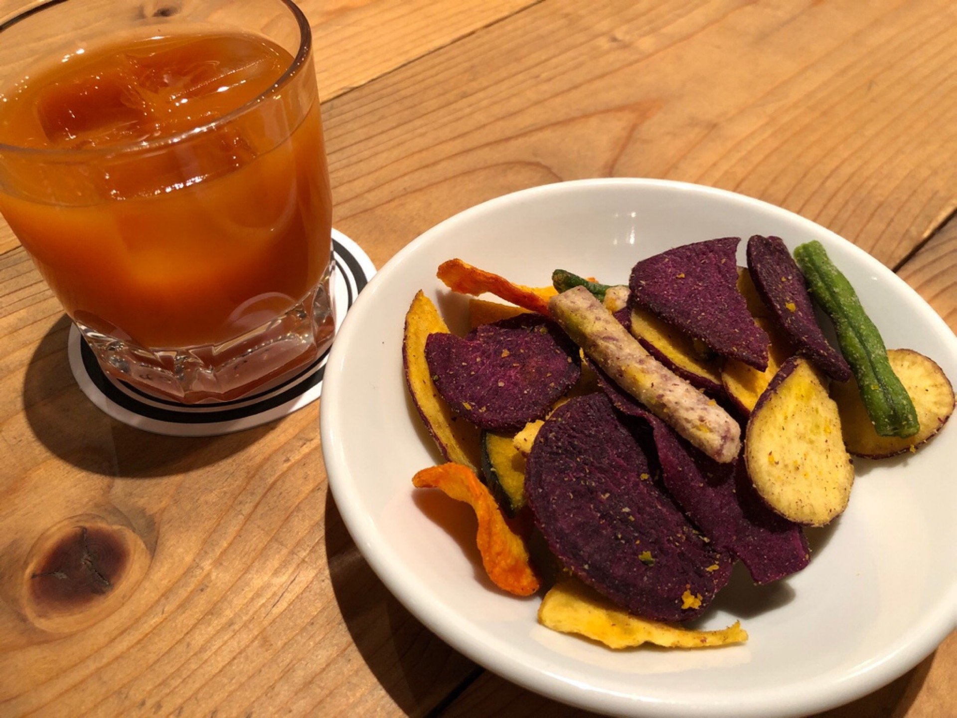 野菜のカクテルとお通し野菜チップス (@ ベヂロカ in 名古屋市, 愛知県) 野菜のカクテルとお通し野菜チップス (@ ベヂロカ in 名古屋市, 愛知県)