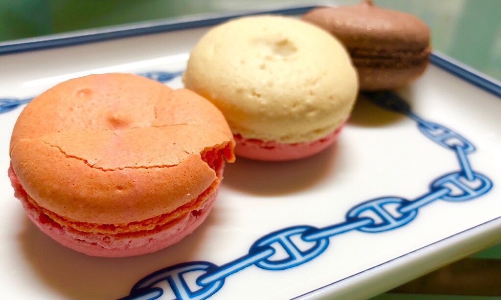 カフェタナカのマカロン。ペーシュ・タイム、苺ミルク、ぺ・パ・デ・オーロ。 カフェタナカのマカロン。ペーシュ・タイム、苺ミルク、ぺ・パ・デ・オーロ。