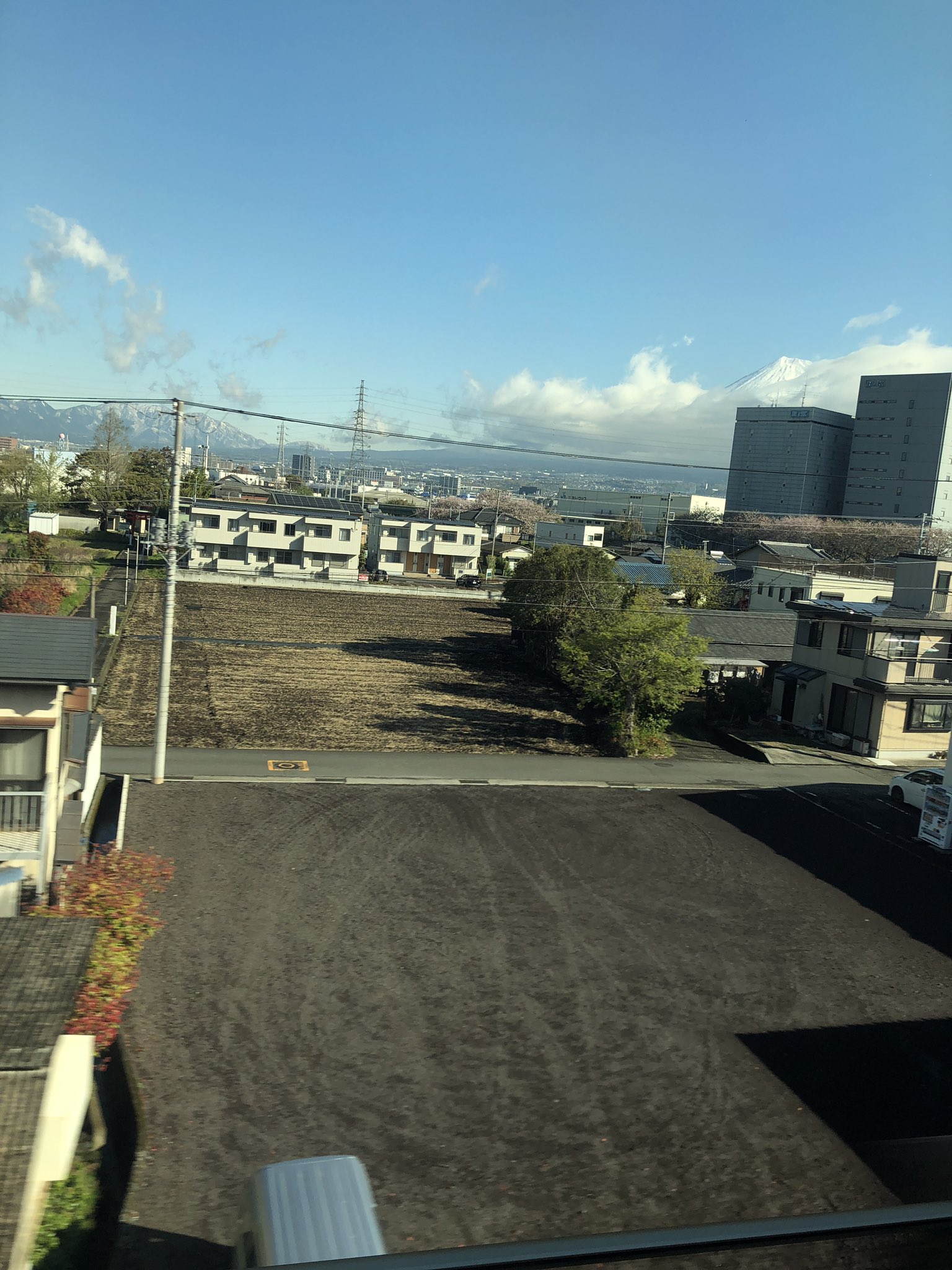 すごくいい感じの富士山が見えてたけど雲がかかってしまって良いのを取り損ねた🗻 すごくいい感じの富士山が見えてたけど雲がかかってしまって良いのを取り損ねた🗻