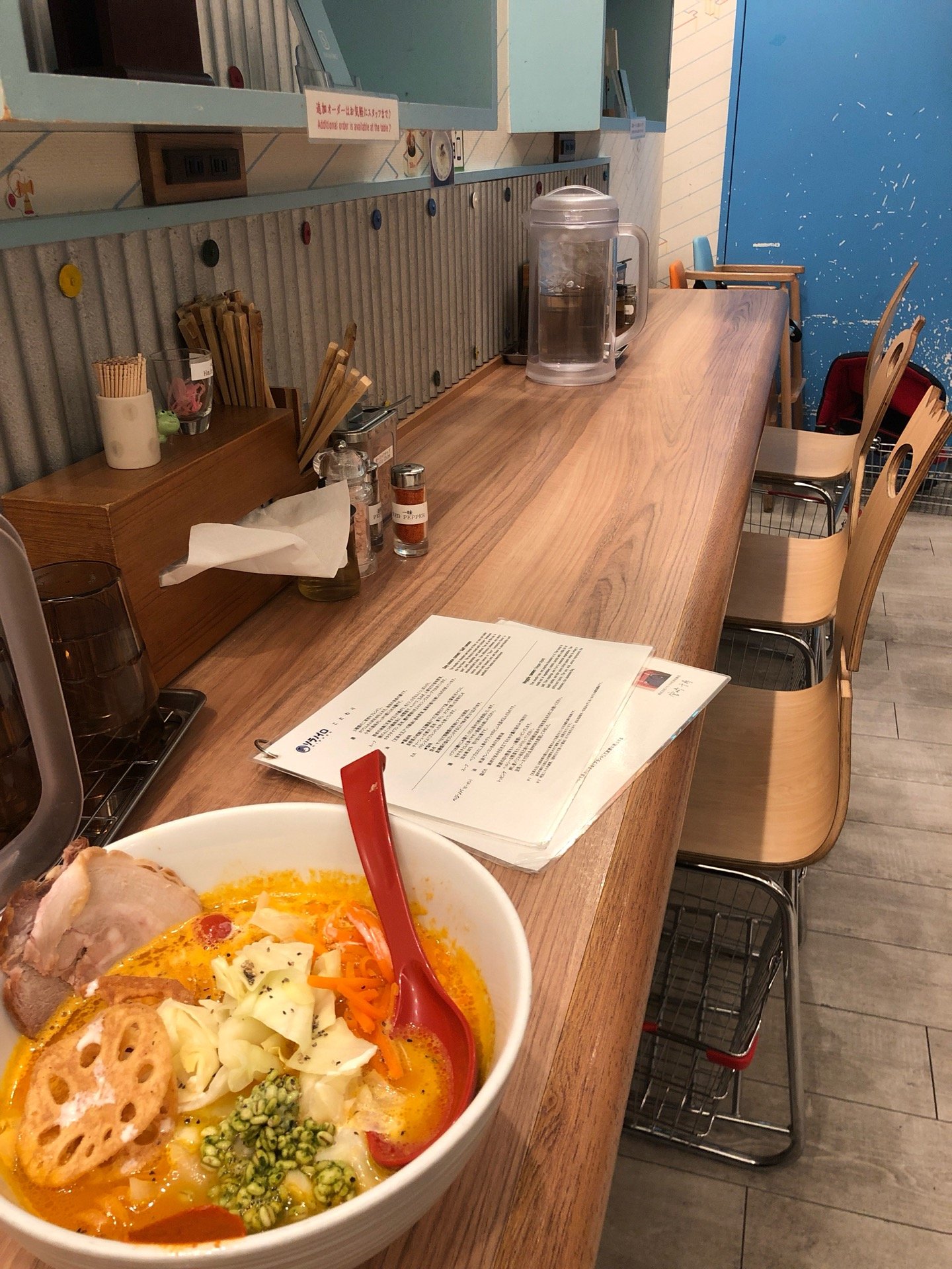 朝ベジソバにチャーシューをトッピング。うまい。パプリカ練りこみ麺らしい。 (@ ソラノイロ NIPPON - @soranoiro2011 in 千代田区, Tōkyō) 朝ベジソバにチャーシューをトッピング。うまい。パプリカ練りこみ麺らしい。 (@ ソラノイロ NIPPON - @soranoiro2011 in 千代田区, Tōkyō)