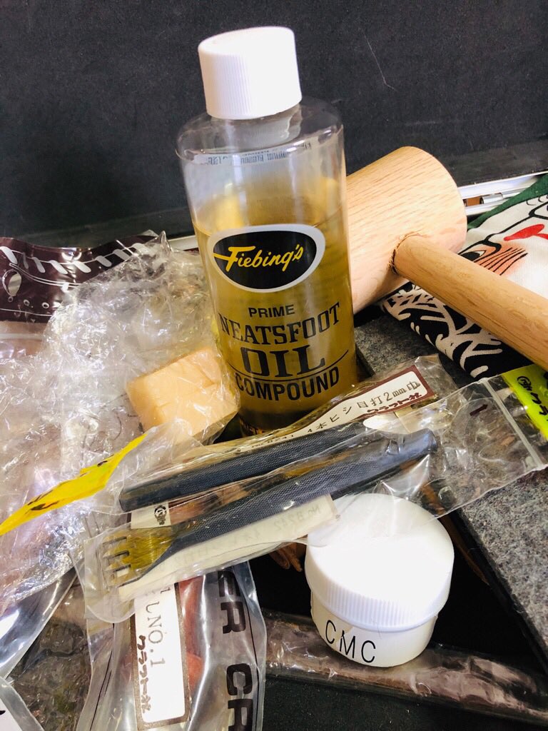 革にオイル塗るの久々。 革にオイル塗るの久々。