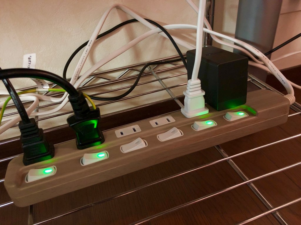 4ヶ月前に買った電源タップをようやく出して設置。木目だけど暗いところでの写真だとよくわからない。Amazonマケプレにて1588円で購入。 SAYBOUR SK-6AC0U 電源タップ 個別スイッチ 節電タップ おしゃれ省エネACコンセント 6個口LED PSE認証済 延長コード (2M, 木目調) 4ヶ月前に買った電源タップをようやく出して設置。木目だけど暗いところでの写真だとよくわからない。Amazonマケプレにて1588円で購入。 SAYBOUR SK-6AC0U 電源タップ 個別スイッチ 節電タップ おしゃれ省エネACコンセント 6個口LED PSE認証済 延長コード (2M, 木目調)