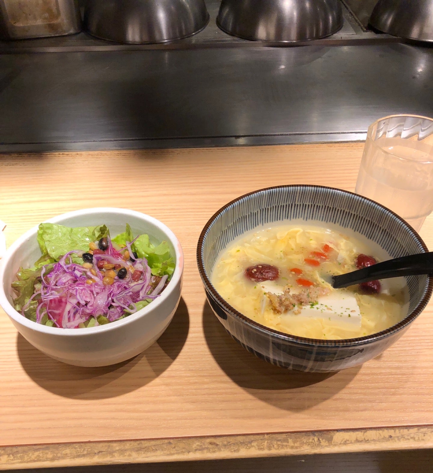 クコの実や豆腐などが入った薬膳スープ。五穀の健康サラダ。 (@ かしわ 名古屋JRゲートタワー店 in 名古屋市中村区, 愛知県) クコの実や豆腐などが入った薬膳スープ。五穀の健康サラダ。 (@ かしわ 名古屋JRゲートタワー店 in 名古屋市中村区, 愛知県)