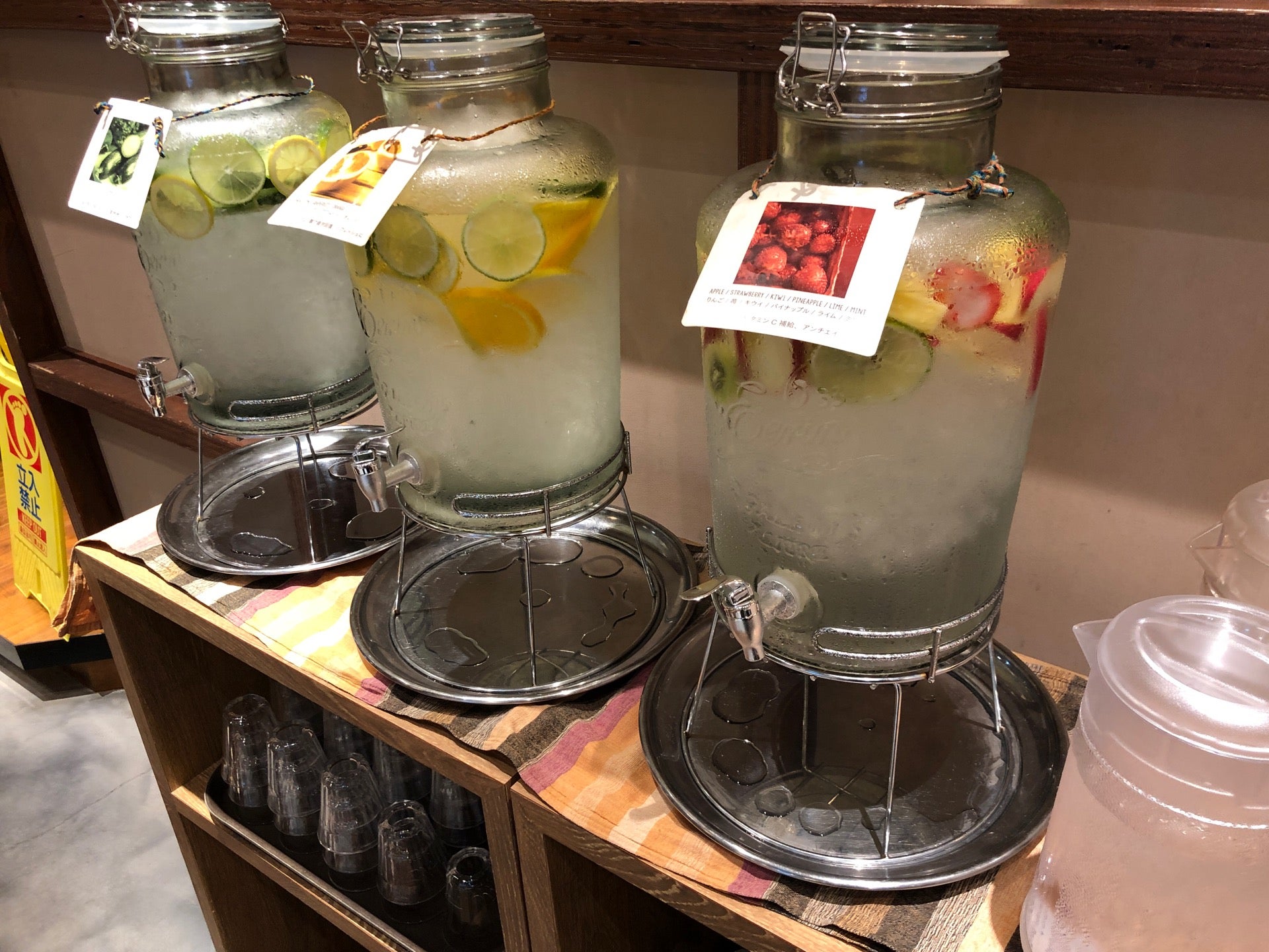飲み放題、果実とハーブのデトックスウォーター (@ フミーズグリル 名古屋ゲートタワープラザ店 in 名古屋市中村区, 愛知県) 飲み放題、果実とハーブのデトックスウォーター (@ フミーズグリル 名古屋ゲートタワープラザ店 in 名古屋市中村区, 愛知県)