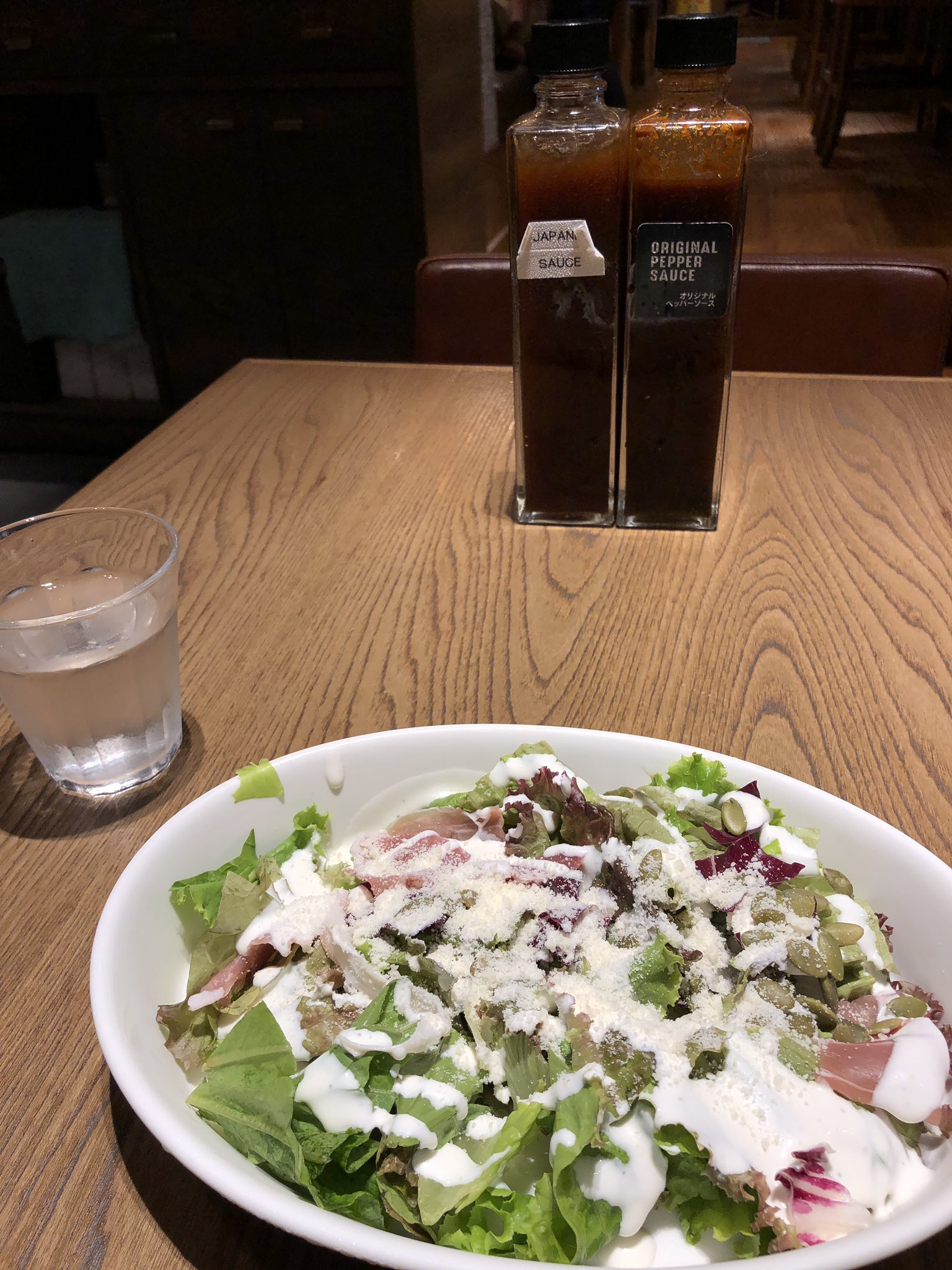 生ハムとチーズのリッチサラダ。レモンやキュウリのデトックスウォーター飲む。 生ハムとチーズのリッチサラダ。レモンやキュウリのデトックスウォーター飲む。