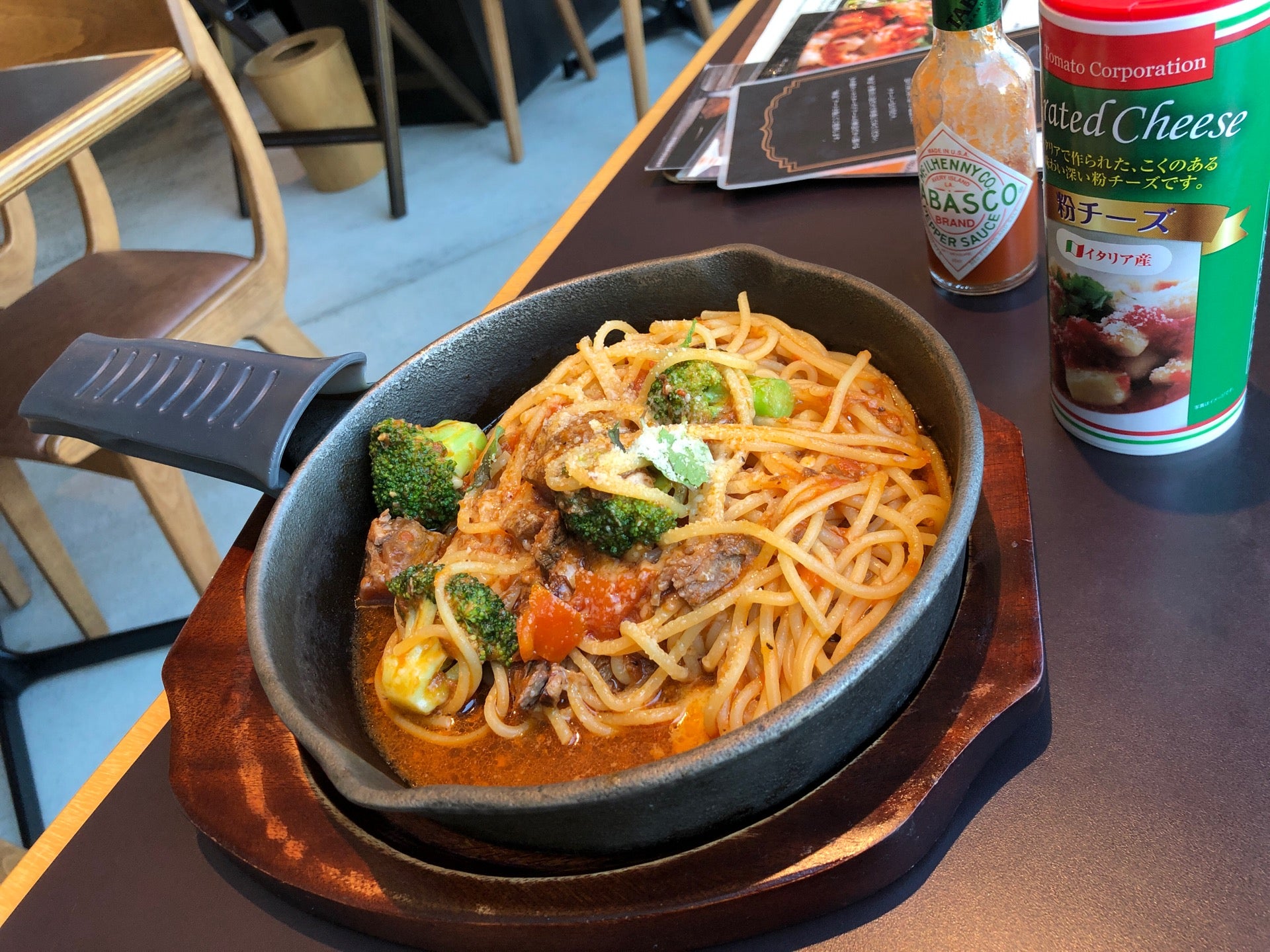 知多牛の味噌煮込みブロッコリーのトマトラグースパゲッティ ミントの香り。お肉がホロホロと崩れる柔らかさ( ゚∀゚) (@ MASTER’S DREAM HOUSE NAGOYA in 名古屋市, 愛知県) 知多牛の味噌煮込みブロッコリーのトマトラグースパゲッティ ミントの香り。お肉がホロホロと崩れる柔らかさ( ゚∀゚) (@ MASTER’S DREAM HOUSE NAGOYA in 名古屋市, 愛知県)