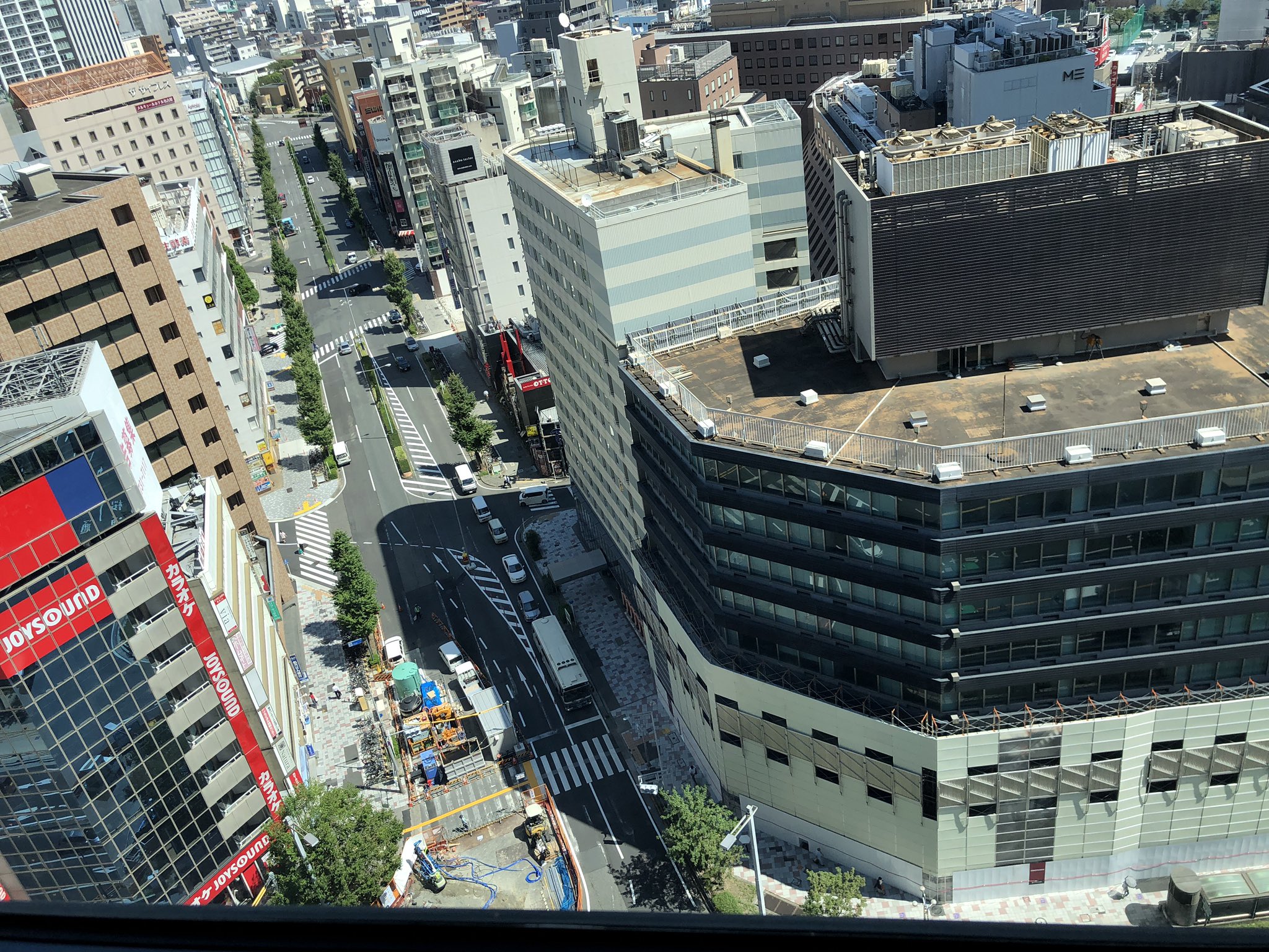 目の前のビルがだいぶ古びて見える。 目の前のビルがだいぶ古びて見える。