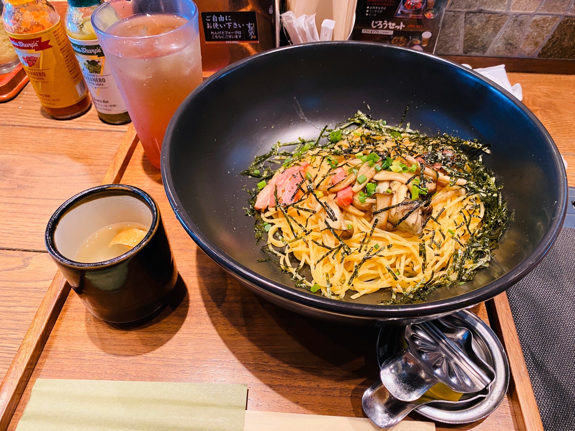 明太子といろいろきのことベーコンの和風スパ。レモンとかスープとかついてくる。 (@ すぱじろう 名古屋 in 名古屋市, 愛知県) 明太子といろいろきのことベーコンの和風スパ。レモンとかスープとかついてくる。 (@ すぱじろう 名古屋 in 名古屋市, 愛知県)