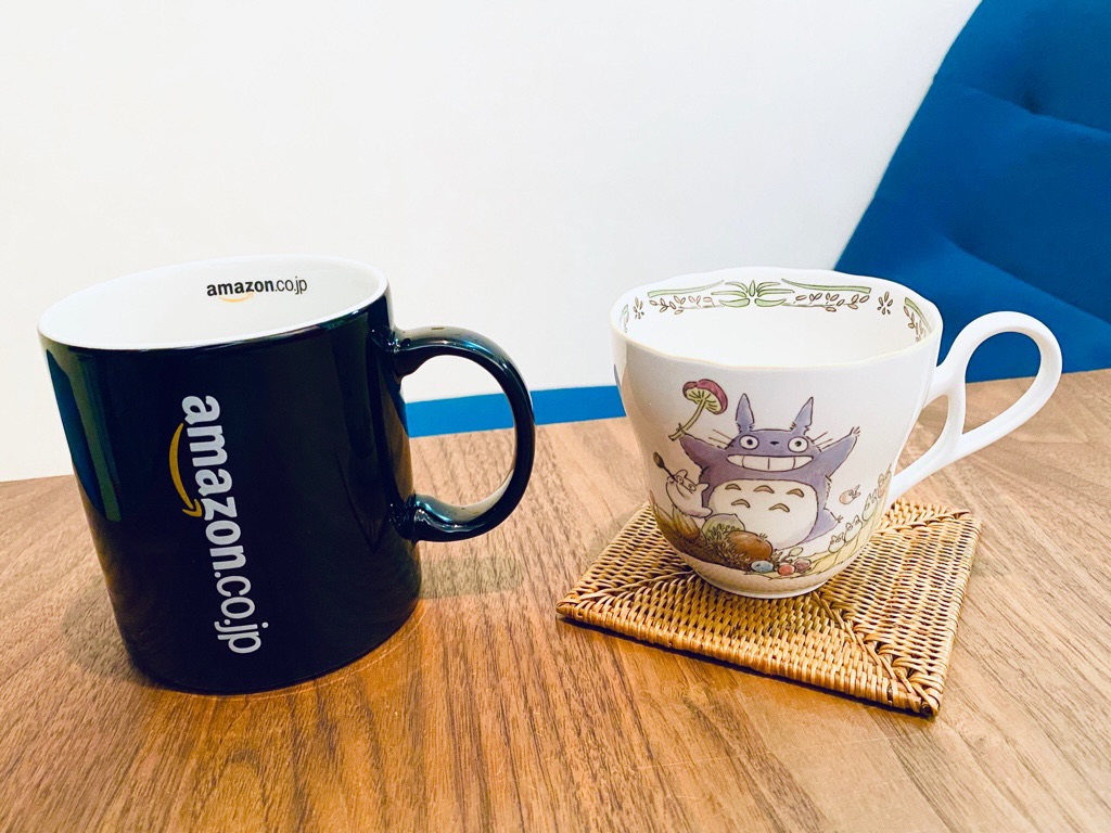 Amazon限定マグカップを1026円で購入。10年以上前から売ってたらしい。 「取り扱い開始日: 2007/1/19」 「数に限りがございます。アマゾンのサイトのみでお買い求めいただけます」 「容量:約380ml」「食器洗浄機:可」「電子レンジ:可」 Amazonオリジナルマグカップ黒 Amazon限定マグカップを1026円で購入。10年以上前から売ってたらしい。 「取り扱い開始日: 2007/1/19」 「数に限りがございます。アマゾンのサイトのみでお買い求めいただけます」 「容量:約380ml」「食器洗浄機:可」「電子レンジ:可」 Amazonオリジナルマグカップ黒
