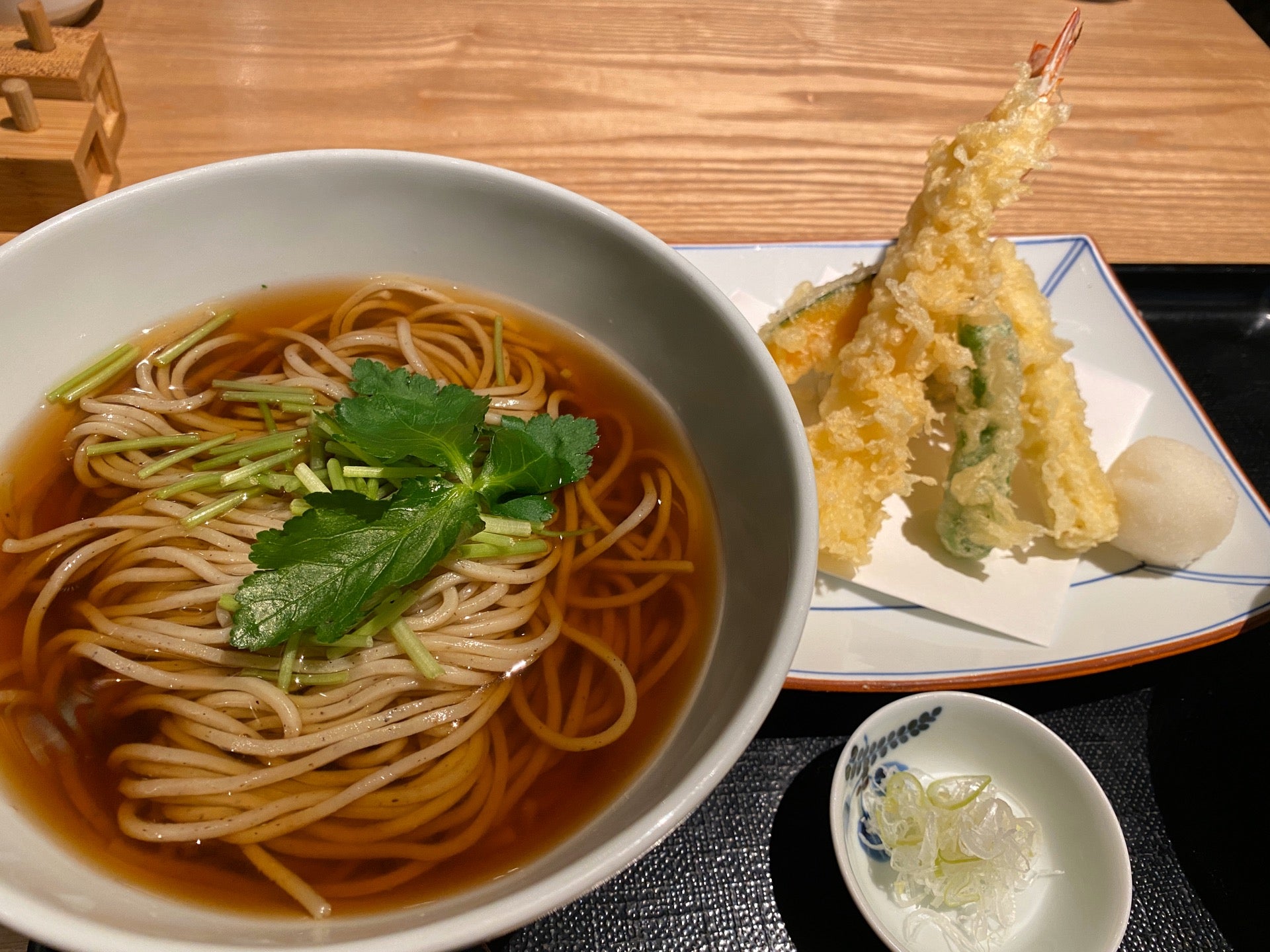 かけそばと天婦羅。蕎麦は大盛り無料。 (@ 松玄 名古屋JRゲートタワー店 in 名古屋市, 愛知県) かけそばと天婦羅。蕎麦は大盛り無料。 (@ 松玄 名古屋JRゲートタワー店 in 名古屋市, 愛知県)