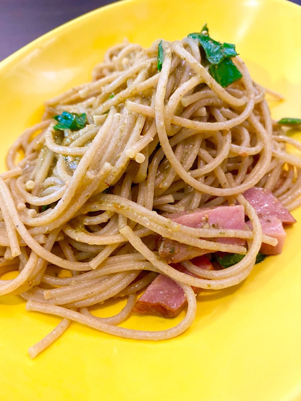 蕎麦っぽい雰囲気のパスタで年越しジェノベーゼ スパゲッティ🍝 具材はネギとチャーシュー🐷 蕎麦っぽい雰囲気のパスタで年越しジェノベーゼ スパゲッティ🍝 具材はネギとチャーシュー🐷
