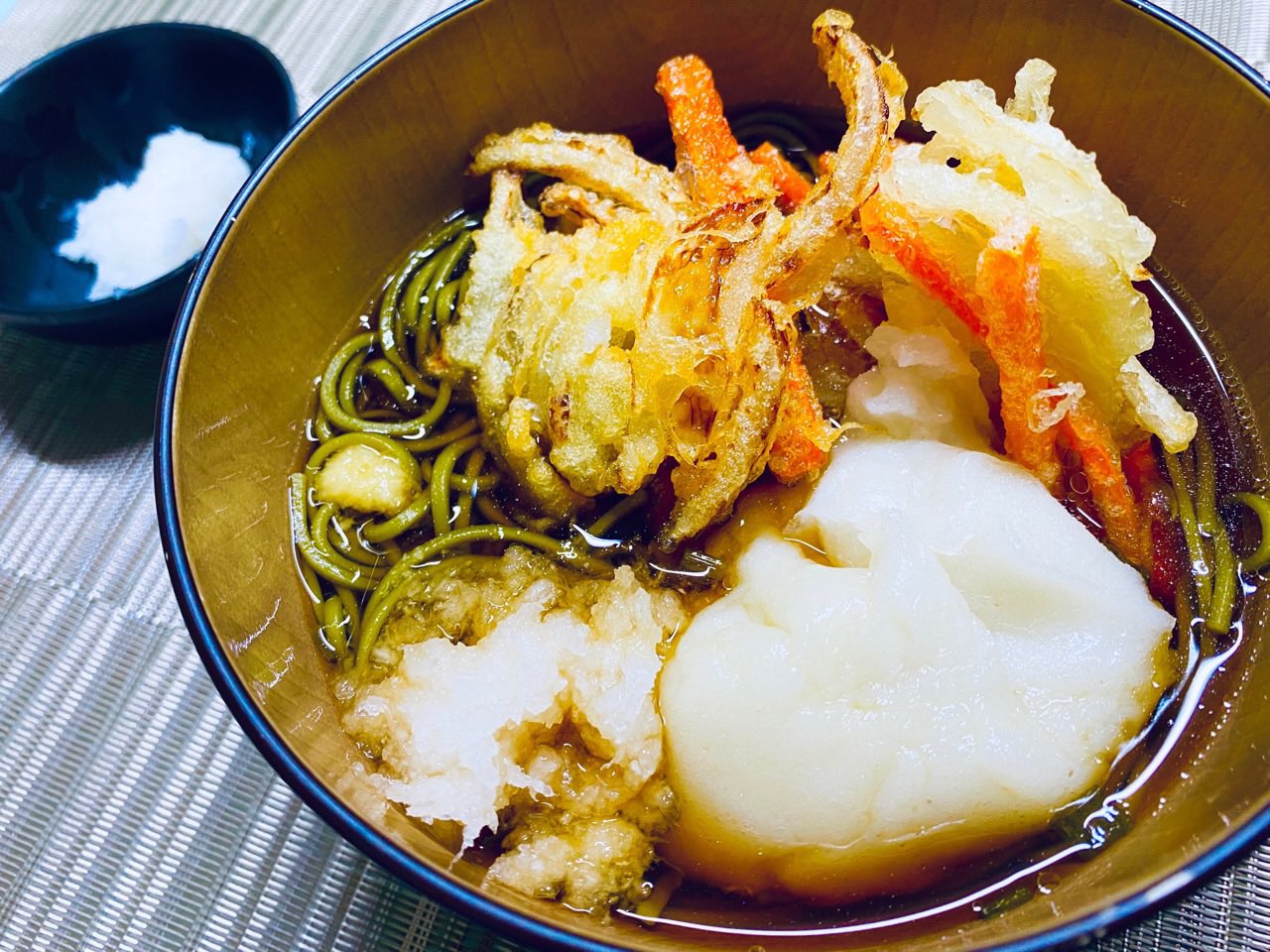 年越しそば (゚д゚)ウマー / 茶蕎麦、玉葱と人参のかき揚げ、餅、大根おろし。 年越しそば (゚д゚)ウマー / 茶蕎麦、玉葱と人参のかき揚げ、餅、大根おろし。