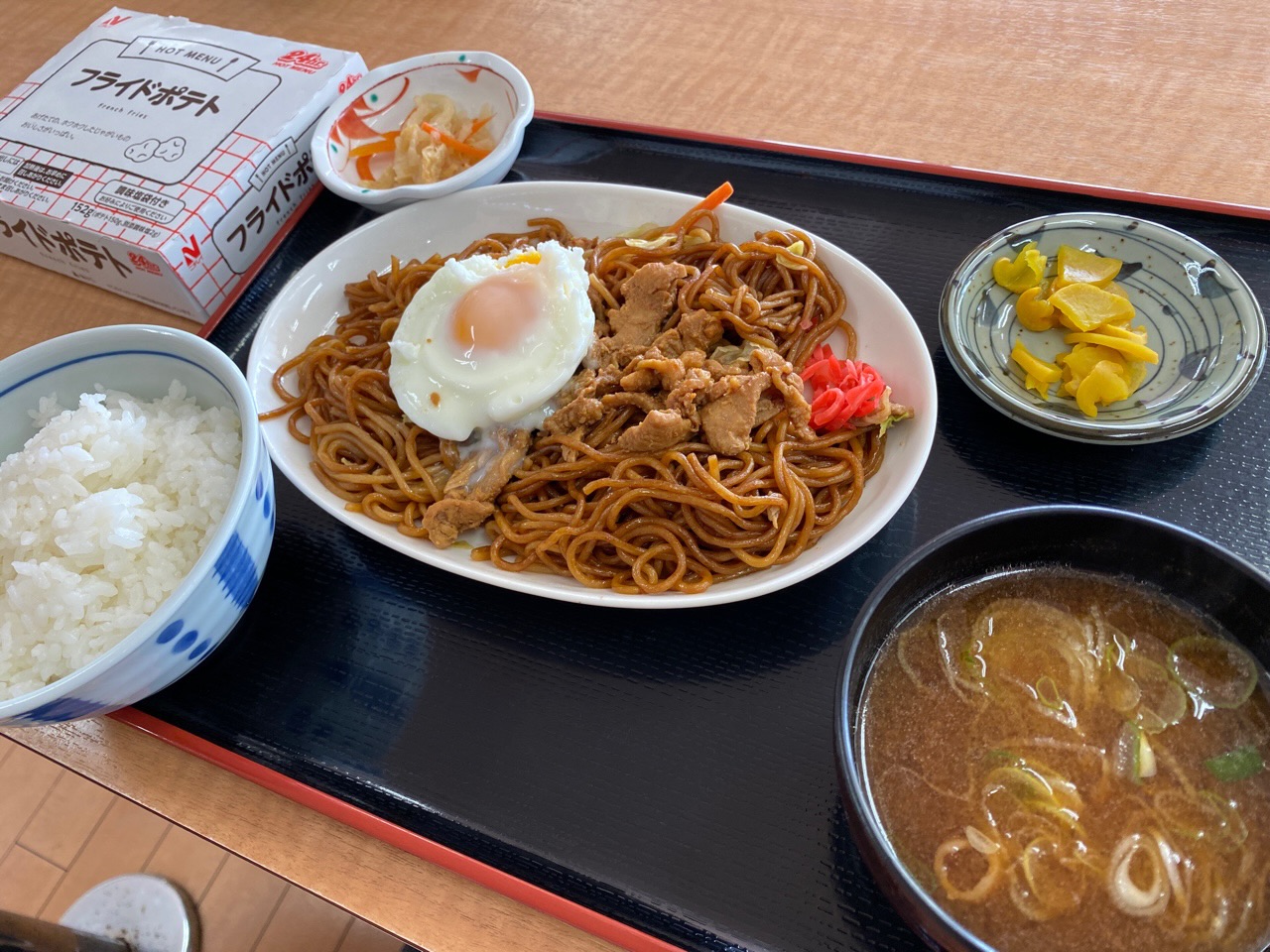 お昼ごはんで食べた「たじみそ焼きそば定食 鶏ちゃん入り」 at 虎渓山PA(上り) メニューには「多治見のB級グルメ」って書かれてた。 お昼ごはんで食べた「たじみそ焼きそば定食 鶏ちゃん入り」 at 虎渓山PA(上り) メニューには「多治見のB級グルメ」って書かれてた。