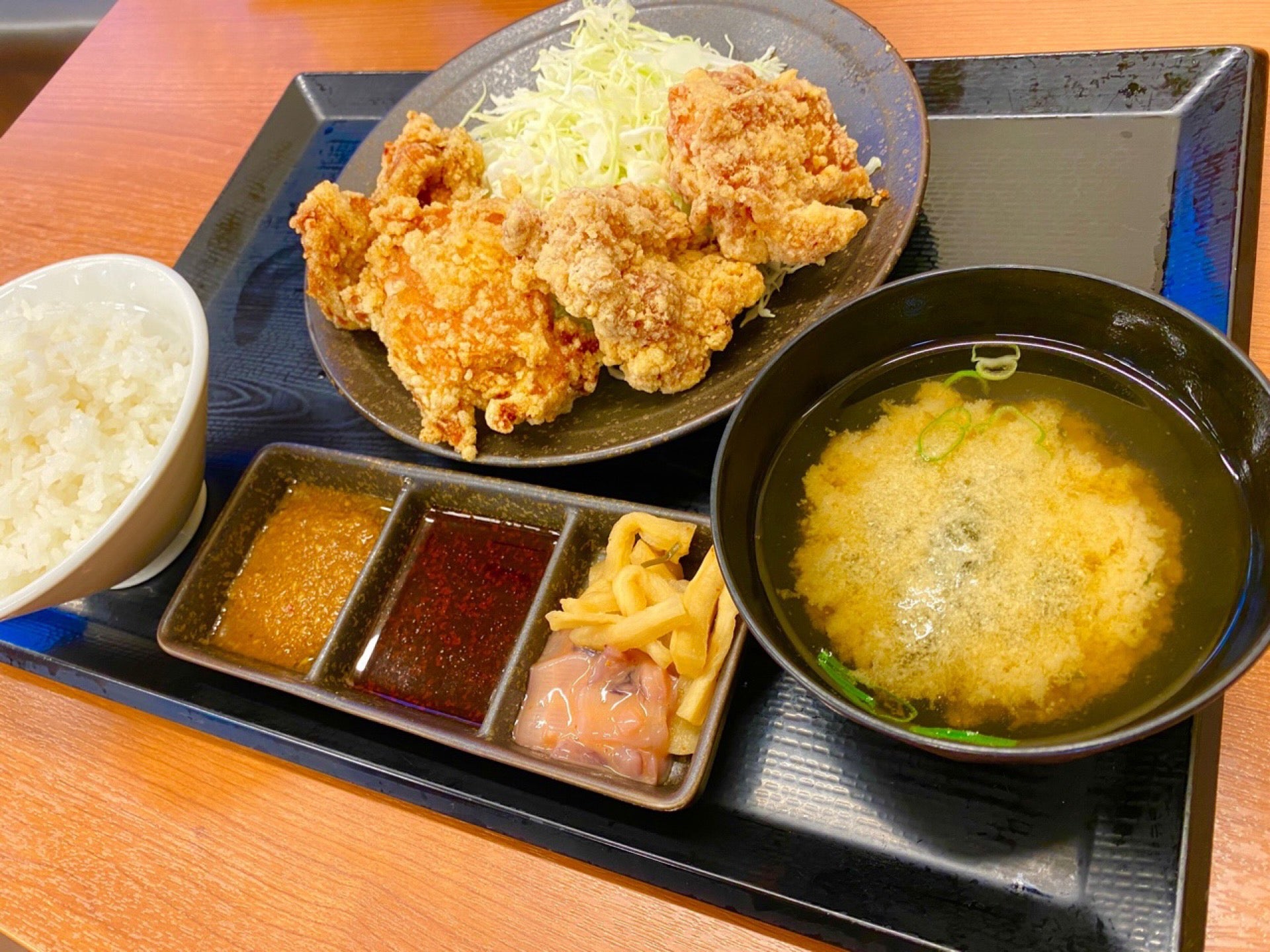 からあげ合盛り定食。カリッともも2個、秘伝にんにく2個。かつやと同じような漬物つぼにイカの塩辛。 (@ からやま 愛知小牧店 in 小牧市, 愛知県) からあげ合盛り定食。カリッともも2個、秘伝にんにく2個。かつやと同じような漬物つぼにイカの塩辛。 (@ からやま 愛知小牧店 in 小牧市, 愛知県)