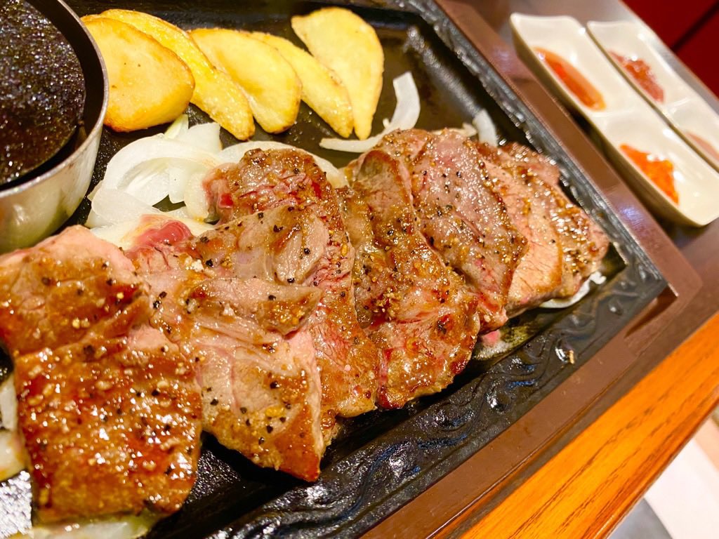 ステーキガストで熟成カットステーキ(∩´∀`)∩ ソースの種類が多くていいね。サルサソースからくてうまい ステーキガストで熟成カットステーキ(∩´∀`)∩ ソースの種類が多くていいね。サルサソースからくてうまい