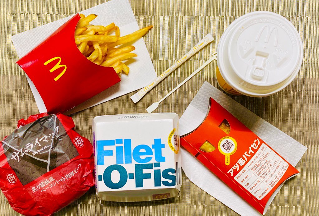 マクドナルドのアプリでモバイルオーダーしてテイクアウト。現地に行ってからじゃないと決済できないのね。LINE Pay で支払い。やけに行列ができてるドライブスルーを横目にスルーできてよい(∩´∀`)∩ マクドナルドのアプリでモバイルオーダーしてテイクアウト。現地に行ってからじゃないと決済できないのね。LINE Pay で支払い。やけに行列ができてるドライブスルーを横目にスルーできてよい(∩´∀`)∩