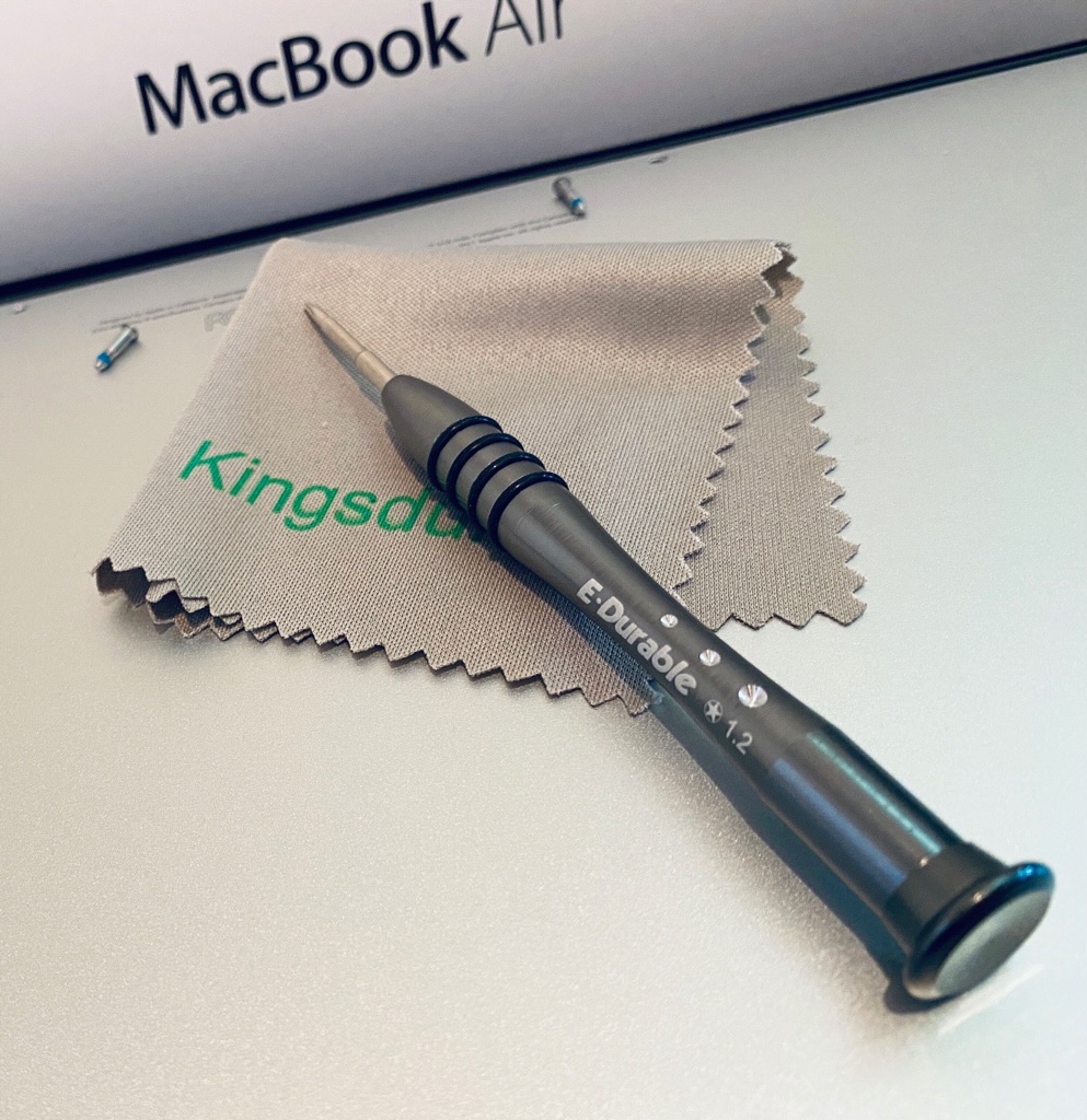 MacBook Air 13-inch 2011 Mid の裏面。星型のペンタローブ1.2mmドライバーで10ヶ所のネジをさっくり外せた(∩´∀`)∩ ヒンジ側の内側2本だけネジがちょっと長くて青い色がついてる。 MacBook Air 13-inch 2011 Mid の裏面。星型のペンタローブ1.2mmドライバーで10ヶ所のネジをさっくり外せた(∩´∀`)∩ ヒンジ側の内側2本だけネジがちょっと長くて青い色がついてる。