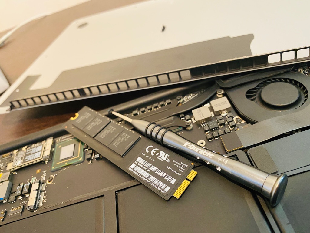 MacBook Air 2011 の SSD SAMSUNG MZ-CPA2560/0A5 を T5 トルクスドライバーで外す。裏面の蓋とはちがうタイプのネジ。 MacBook Air 2011 の SSD SAMSUNG MZ-CPA2560/0A5 を T5 トルクスドライバーで外す。裏面の蓋とはちがうタイプのネジ。