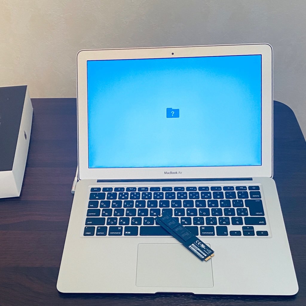 SSD を外した状態で MacBook Air 2011 を起動してみたらハテナマーク「?」が表示された。 SSD を外した状態で MacBook Air 2011 を起動してみたらハテナマーク「?」が表示された。