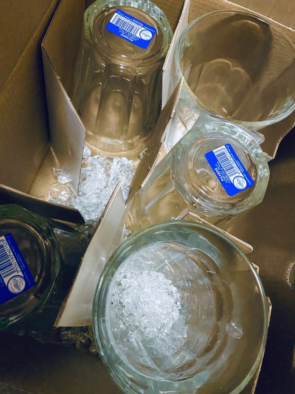 Amazonから届いたデュラレックスのグラスが砕けてた( ;∀;) 一緒に入ってた商品にもガラスが突き刺さってるし自分の指にもガラスの細かい粒が刺さるし(´;ω;`) すぐに返品交換手続きできるのがAmazonの良いところ。。。 Amazonから届いたデュラレックスのグラスが砕けてた( ;∀;) 一緒に入ってた商品にもガラスが突き刺さってるし自分の指にもガラスの細かい粒が刺さるし(´;ω;`) すぐに返品交換手続きできるのがAmazonの良いところ。。。