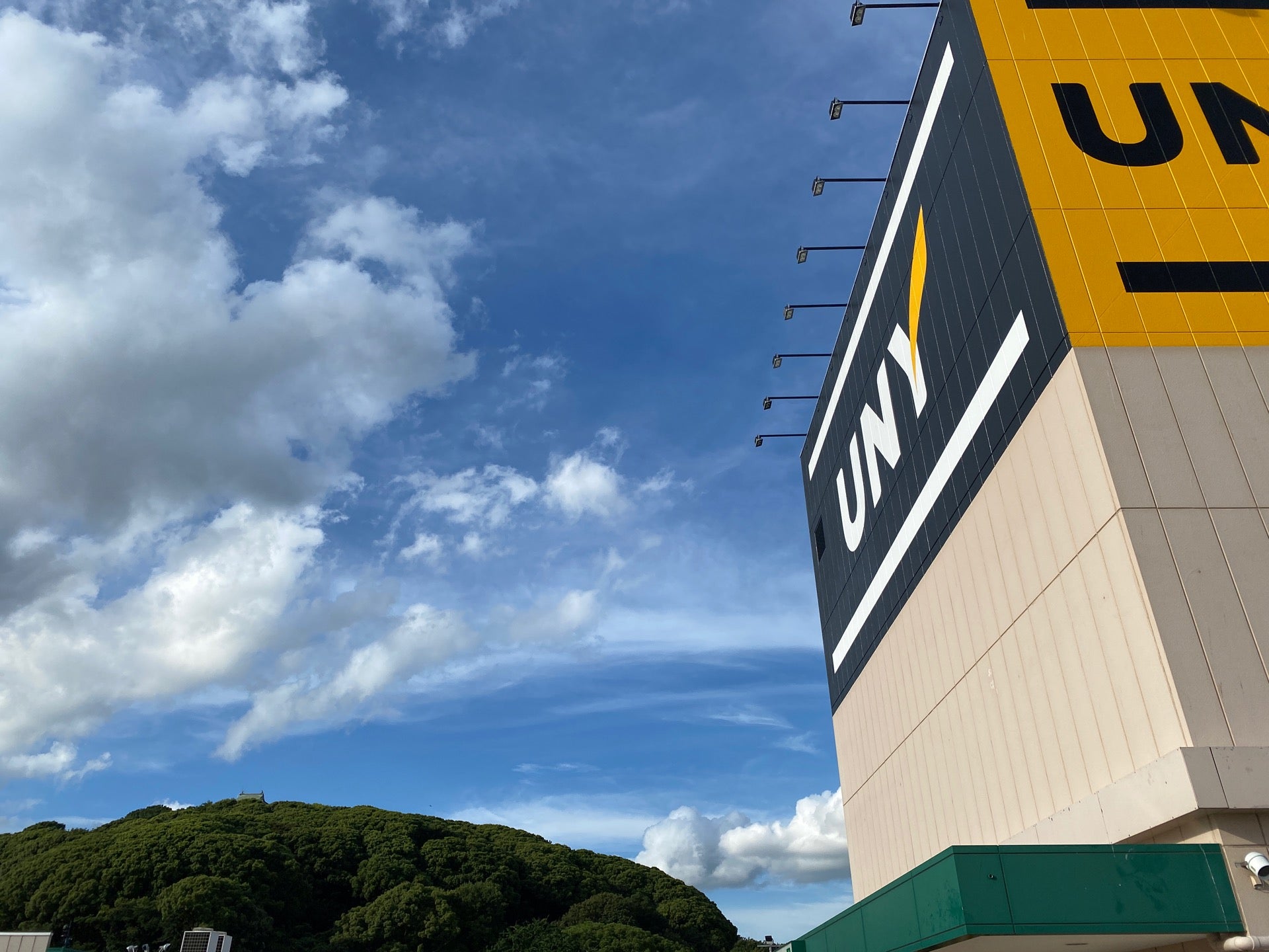 小牧山と小牧城とドンキ屋上駐車場。 (@ MEGAドン・キホーテ UNY小牧店 in 小牧市, 愛知県) 小牧山と小牧城とドンキ屋上駐車場。 (@ MEGAドン・キホーテ UNY小牧店 in 小牧市, 愛知県)