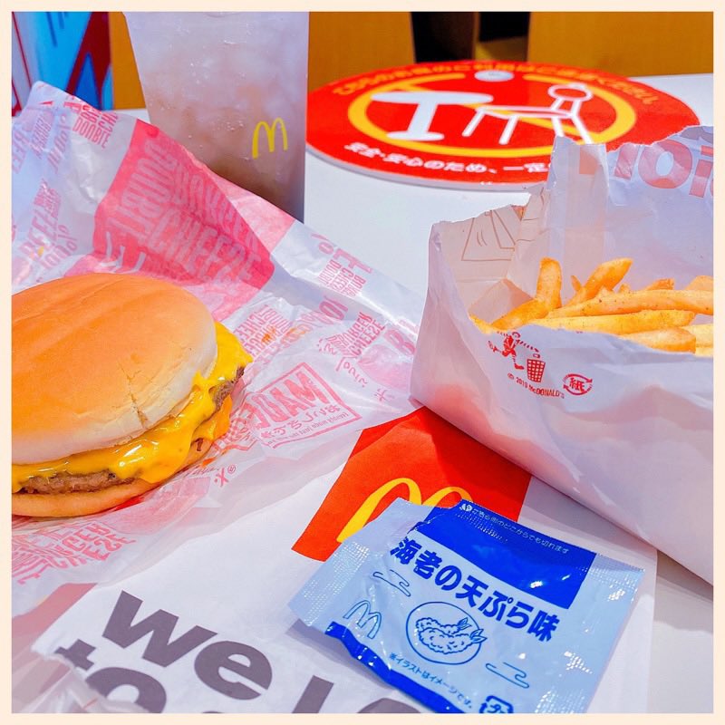シャカシャカポテト 海老の天ぷら味🍤🍟 肉の味を楽しみたいのでソース少なめなダブルチーズバーガーをチョイス。マックフィズ巨峰おいしけど混ぜないと上のほうは味がしないので注意( ゚∀゚) at マクドナルド シャカシャカポテト 海老の天ぷら味🍤🍟 肉の味を楽しみたいのでソース少なめなダブルチーズバーガーをチョイス。マックフィズ巨峰おいしけど混ぜないと上のほうは味がしないので注意( ゚∀゚) at マクドナルド