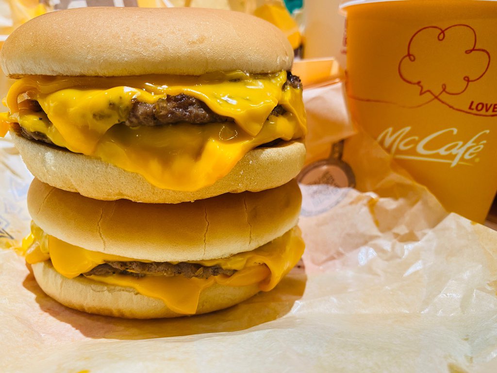 マクドナルドでトリチ(トリプルチーズバーガー)を2つ重ねる(*´ω`*) トリチはビーフパティ3枚とチェダーチーズ3枚🐮🐮🐮🧀🧀🧀 マクドナルドでトリチ(トリプルチーズバーガー)を2つ重ねる(*´ω`*) トリチはビーフパティ3枚とチェダーチーズ3枚🐮🐮🐮🧀🧀🧀